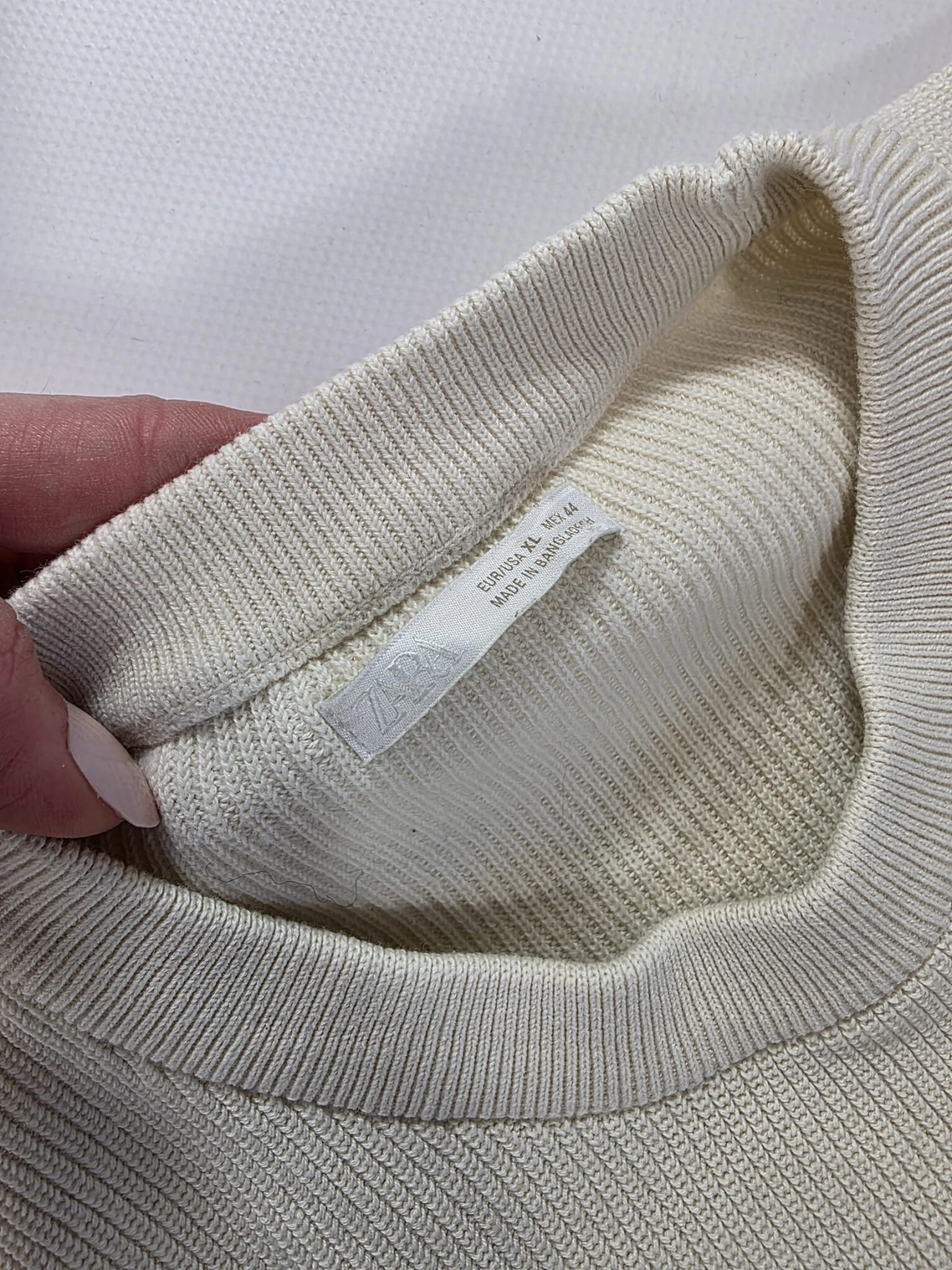 Bawełniana bluzka dzianinowa ZARA w kolorze ecru o prążkowanej strukturze to idealna baza do eleganckich i casualowych stylizacji