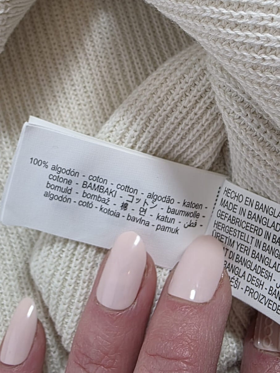 Bawełniana bluzka dzianinowa ZARA w kolorze ecru o prążkowanej strukturze to idealna baza do eleganckich i casualowych stylizacji