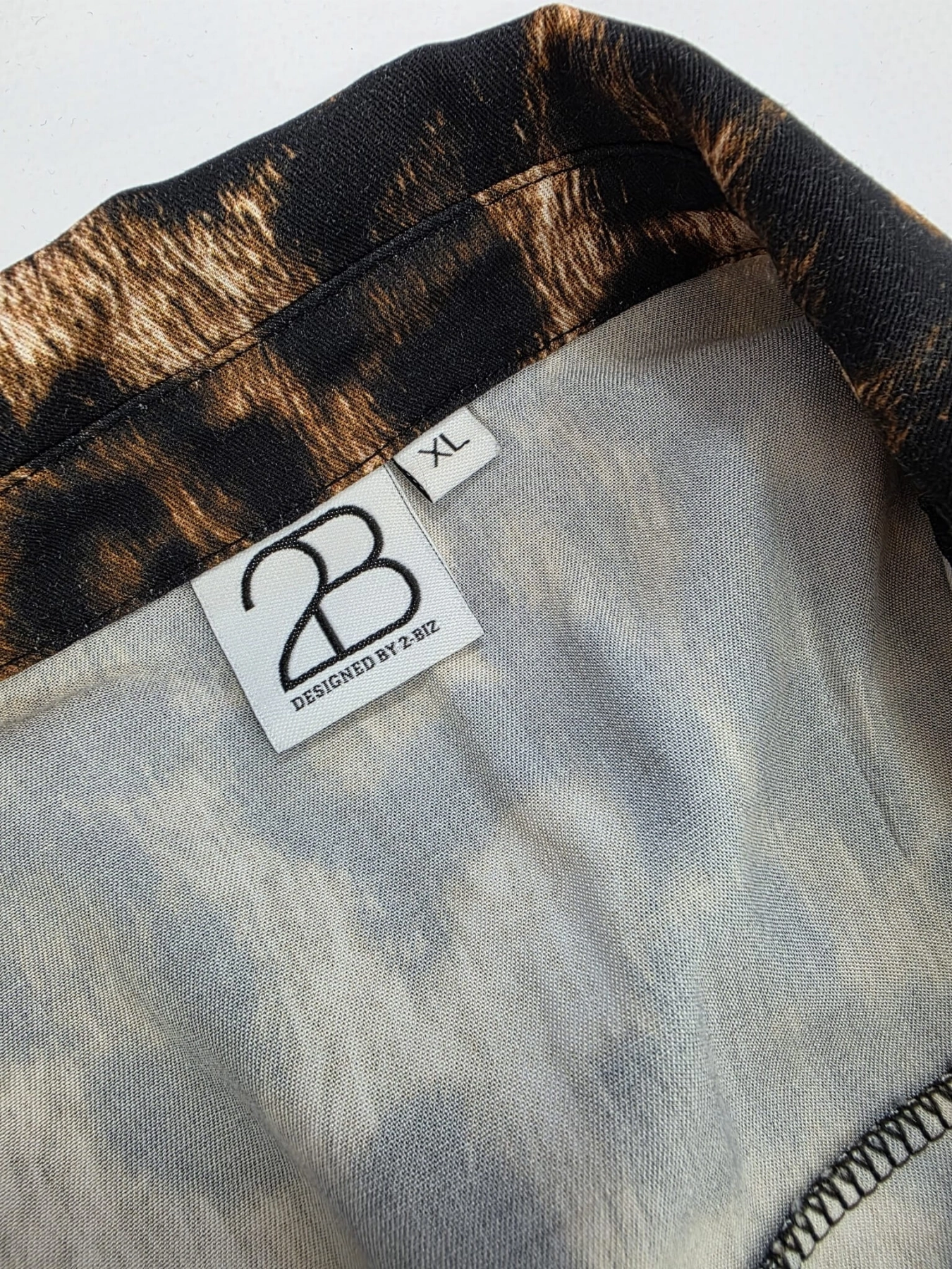 Damska koszula XL 2-BIZ w panterkę wykonana z wysokiej jakości wiskozy, idealna do eleganckich i casualowych stylizacji premium