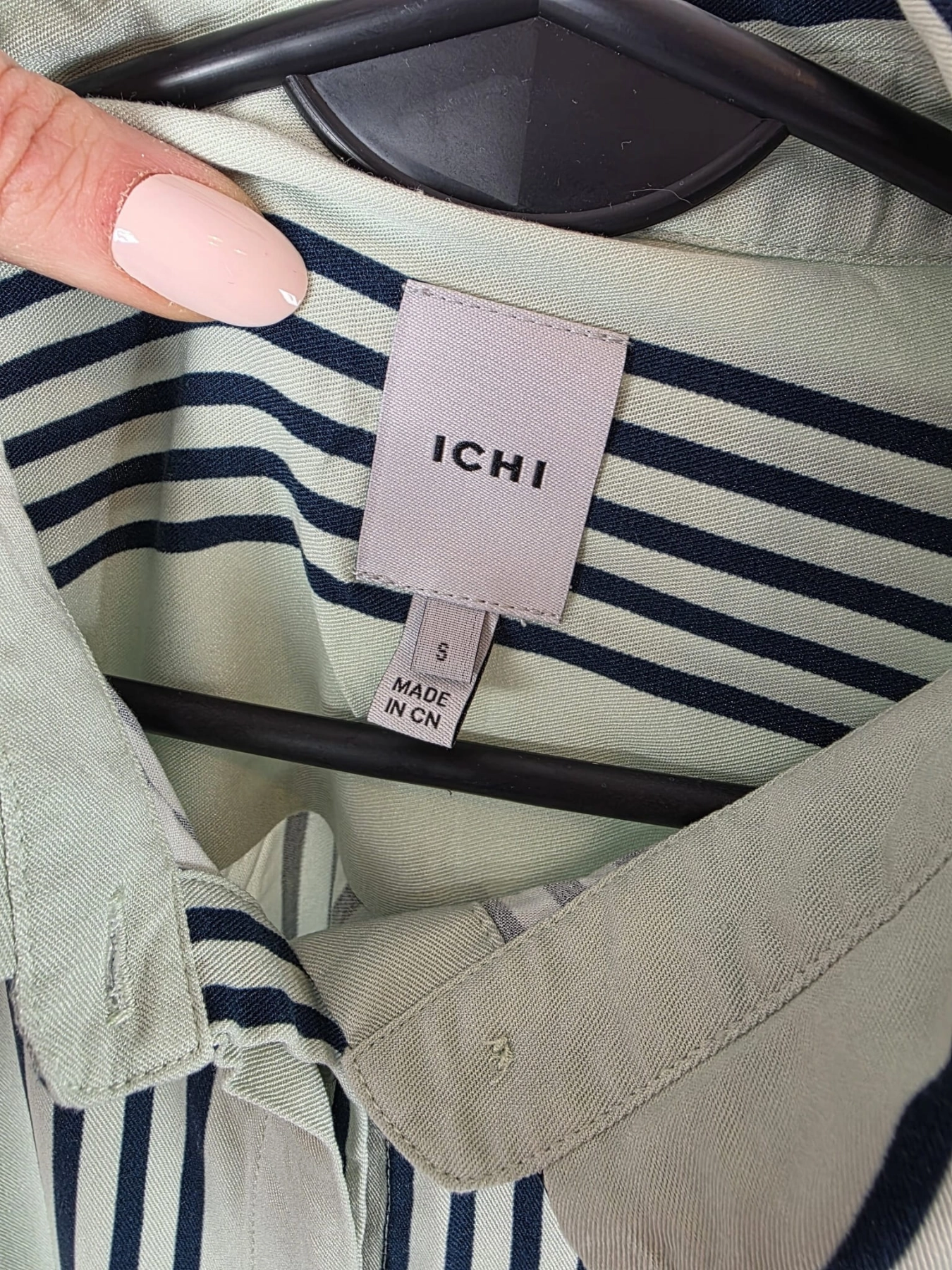 Koszula w paski ICHI i jeansy Levi's 721 - idealny zestaw na każdą okazję