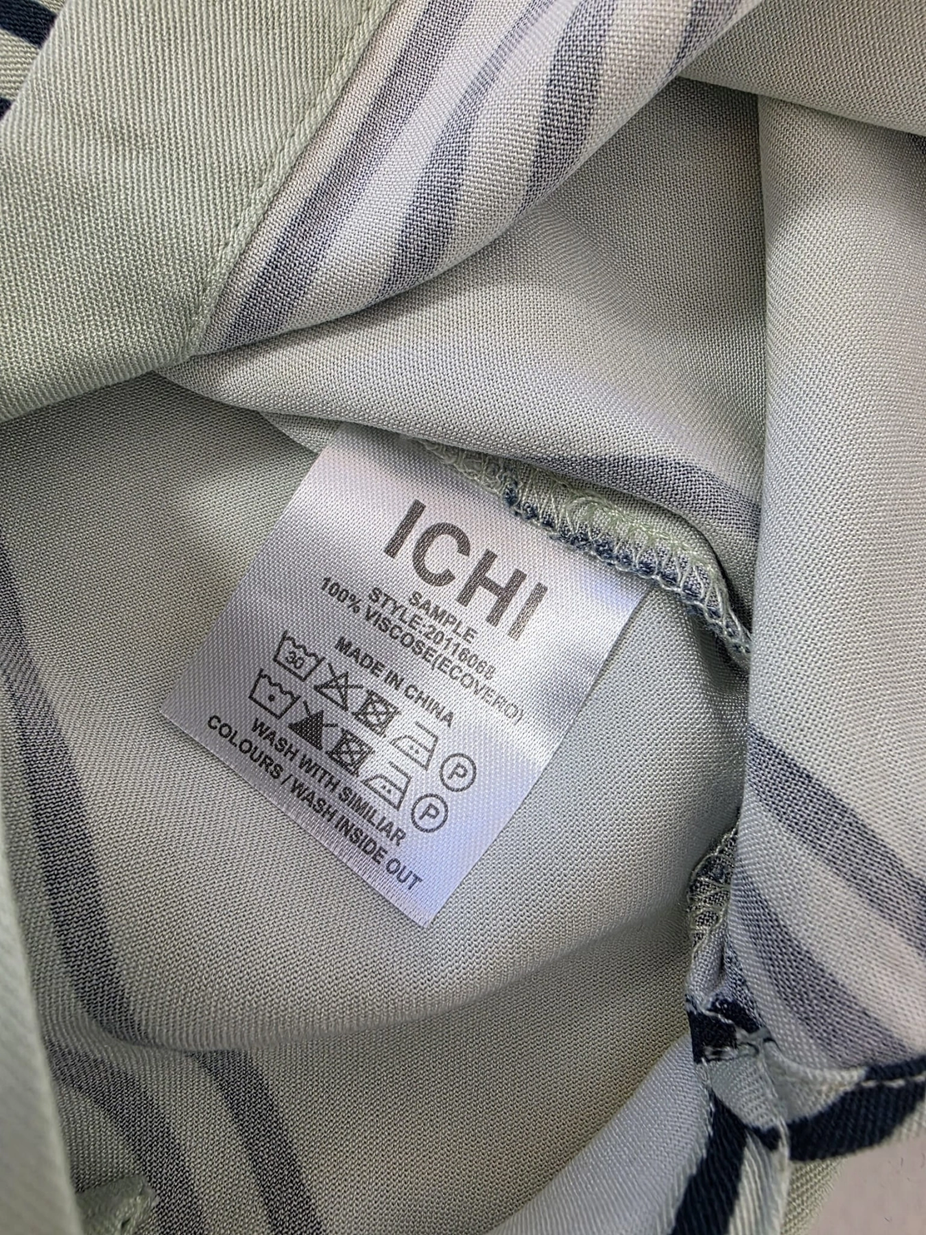 Koszula w paski ICHI i jeansy Levi's 721 - idealny zestaw na każdą okazję