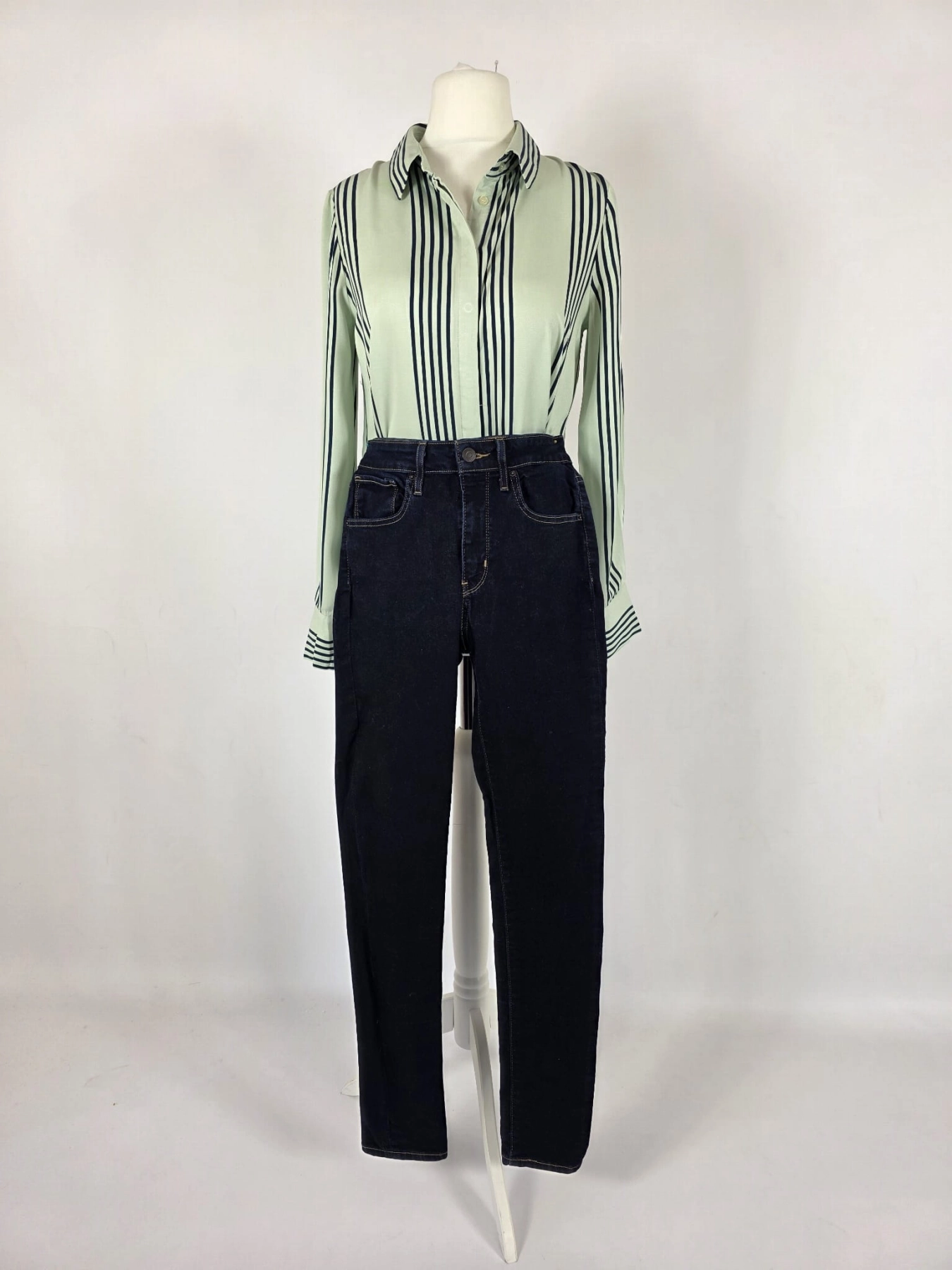 Koszula w paski ICHI i jeansy Levi's 721 - idealny zestaw na każdą okazję