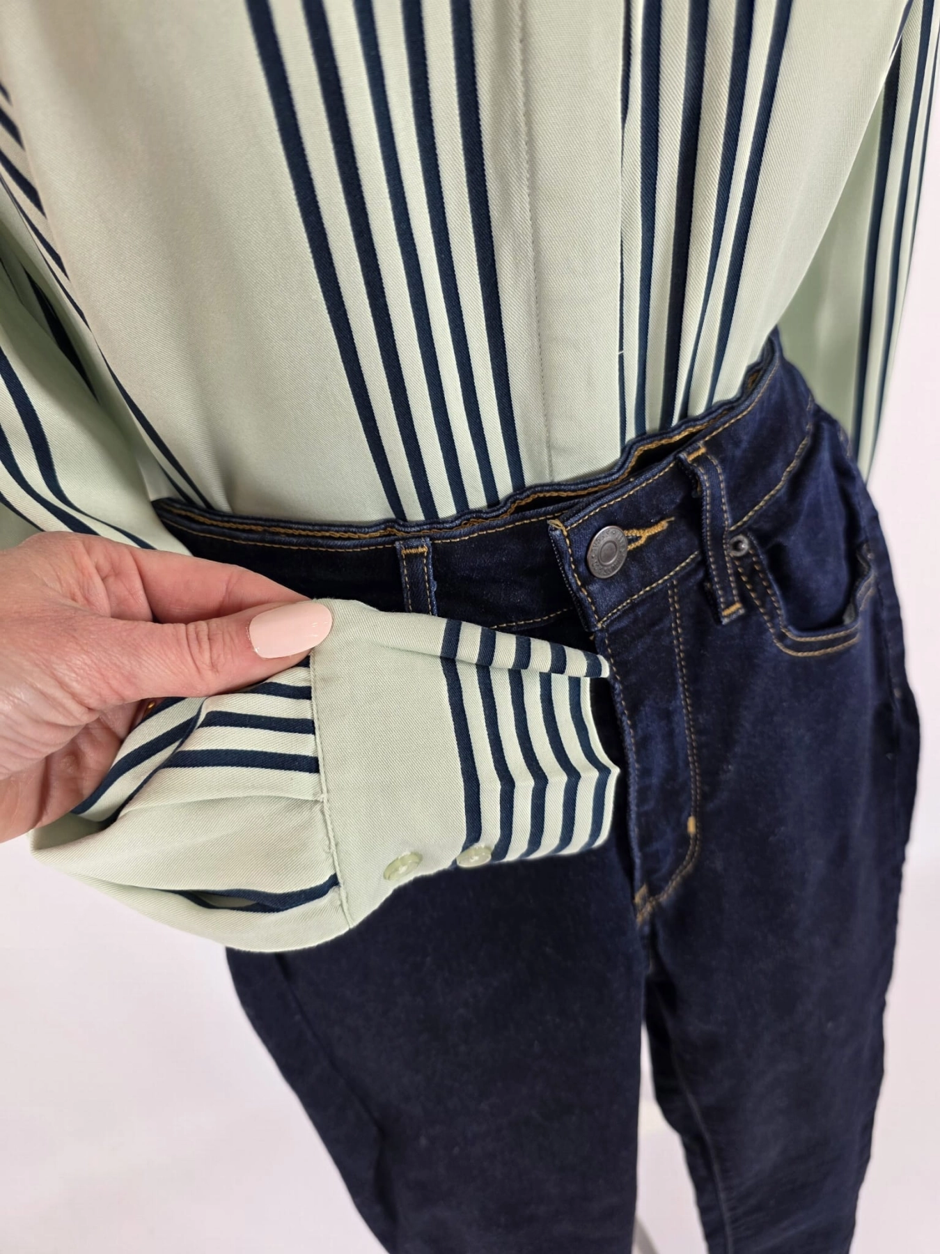 Koszula w paski ICHI i jeansy Levi's 721 - idealny zestaw na każdą okazję