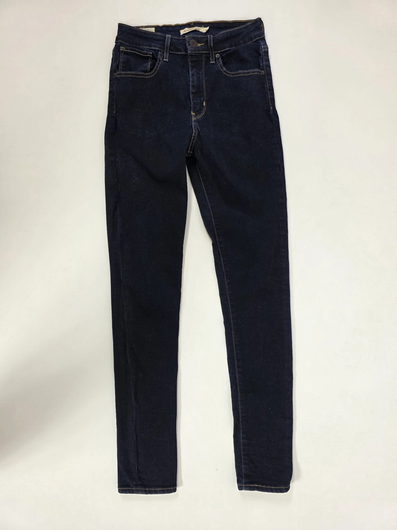 Koszula w paski ICHI i jeansy Levi's 721 - idealny zestaw na każdą okazję