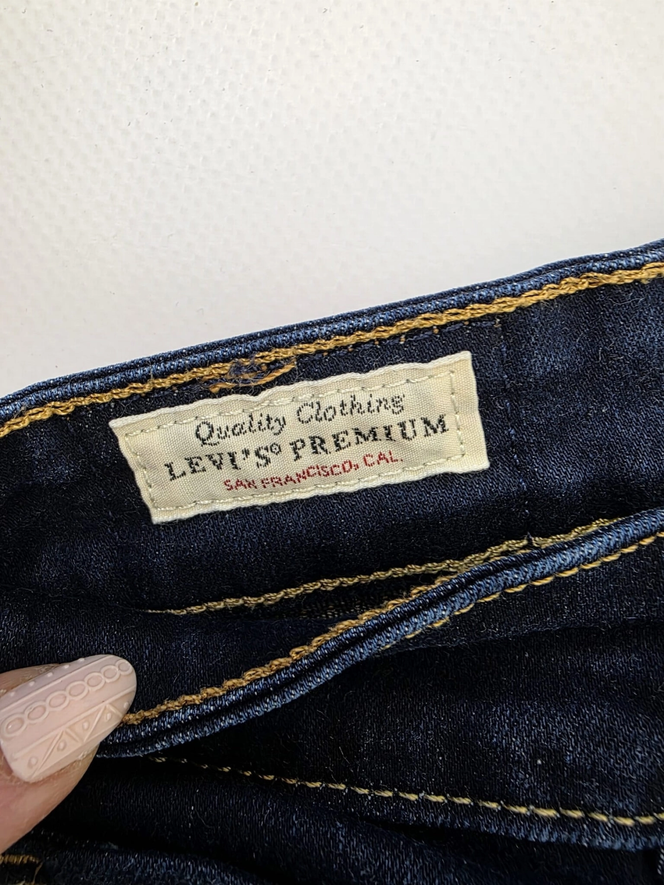 Koszula w paski ICHI i jeansy Levi's 721 - idealny zestaw na każdą okazję