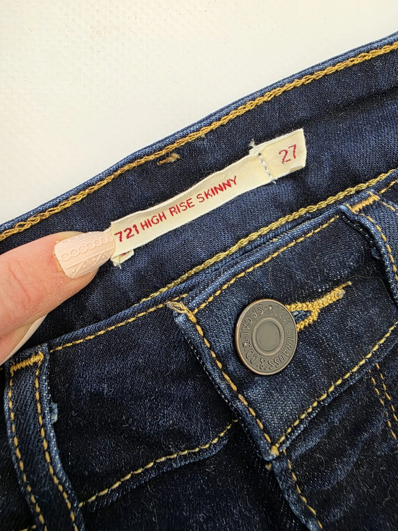 Koszula w paski ICHI i jeansy Levi's 721 - idealny zestaw na każdą okazję