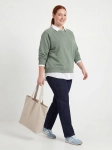Zielona bluza damska Next z kołnierzykiem i imitacją białej koszuli w komplecie z jeansami – idealna stylizacja smart casual
