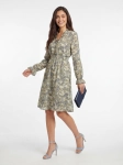 Elegancka sukienka midi marki Claire Woman wykonana w 100% z wiskozy, zdobiona wzorem paisley z podkreśloną talią i ozdobną stójką.