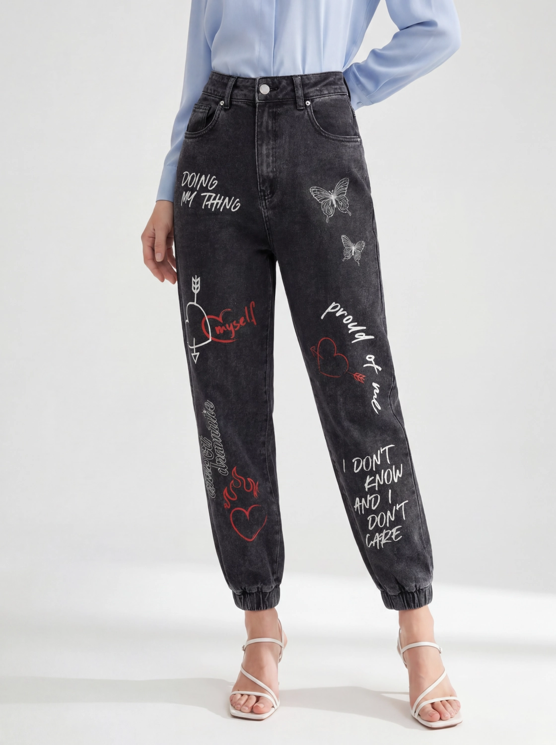 Czarne jeansy damskie FB Sister z wysokim stanem i modnymi nadrukami, idealne do streetwearowych stylizacji premium.