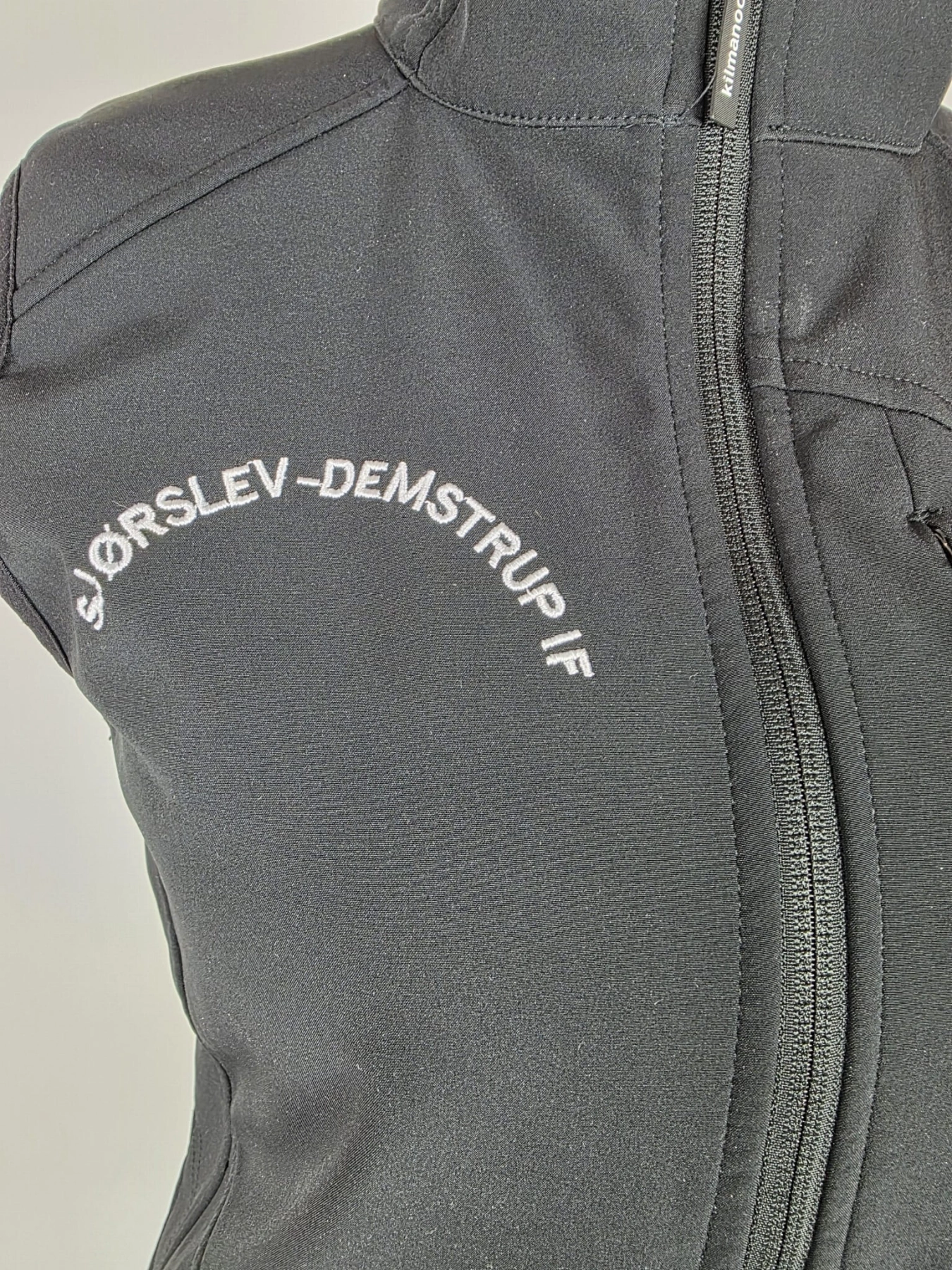 Damska czarna kamizelka softshell Kilmanock rozmiar 38 to idealne połączenie sportowego stylu i kobiecego fasonu na chłodniejsze dni