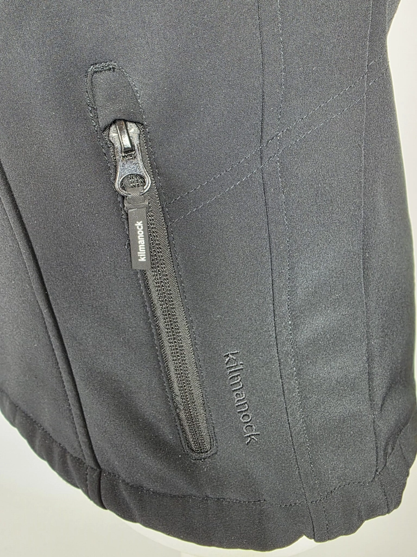 Damska czarna kamizelka softshell Kilmanock rozmiar 38 to idealne połączenie sportowego stylu i kobiecego fasonu na chłodniejsze dni
