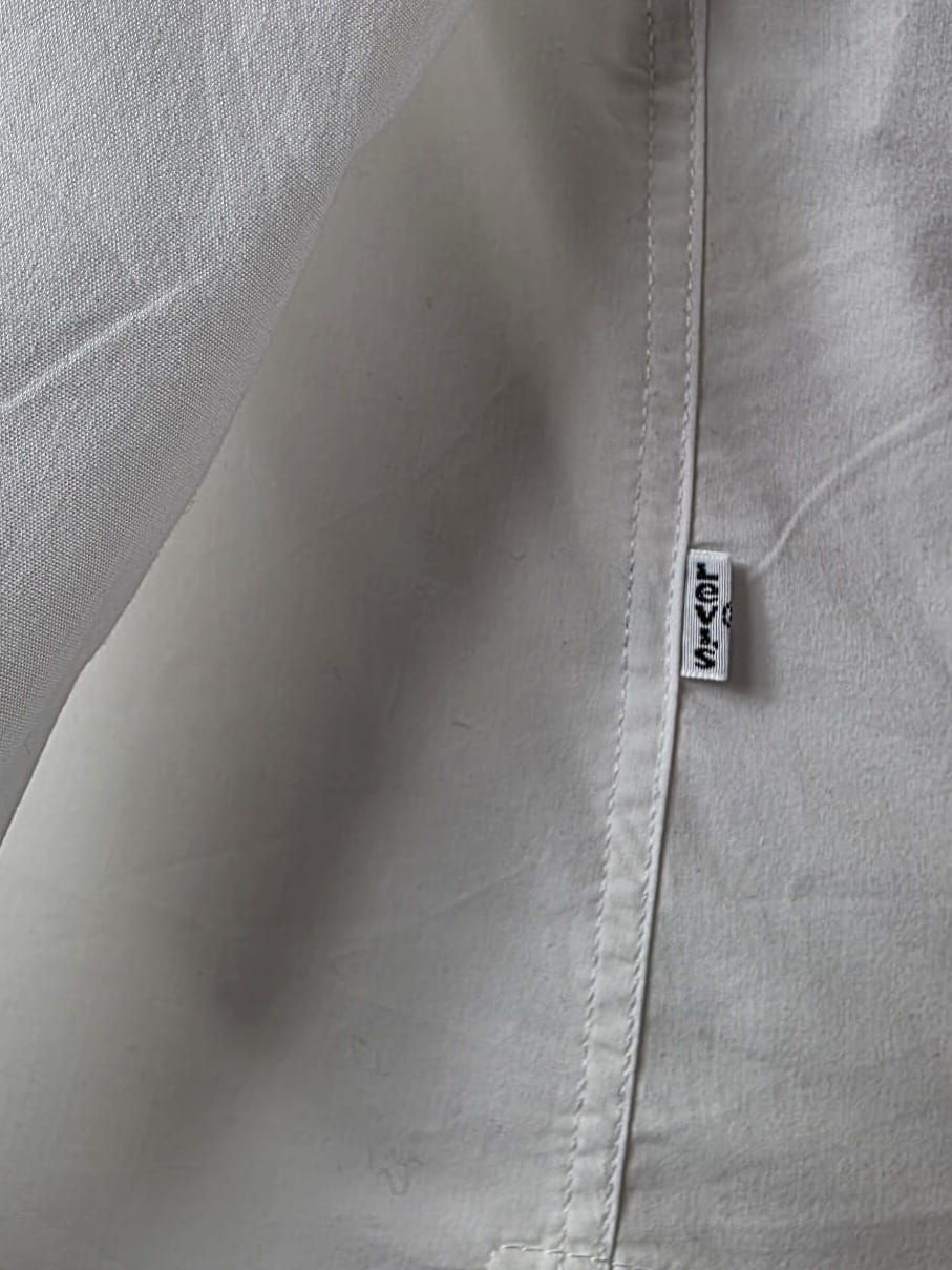 Markowa biała koszula damska Levi’s Slim Fit z wysokiej jakości bawełny, idealna do eleganckich i casualowych stylizacji premium.