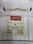 Markowa biała koszula damska Levi’s Slim Fit z wysokiej jakości bawełny, idealna do eleganckich i casualowych stylizacji premium.