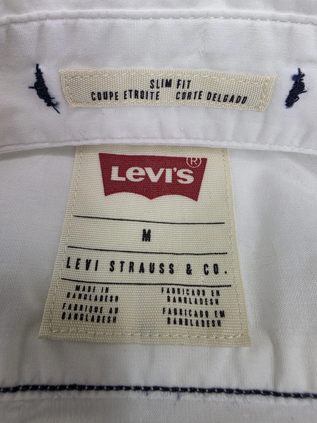 Markowa biała koszula damska Levi’s Slim Fit z wysokiej jakości bawełny, idealna do eleganckich i casualowych stylizacji premium.