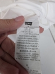 Markowa biała koszula damska Levi’s Slim Fit z wysokiej jakości bawełny, idealna do eleganckich i casualowych stylizacji premium.