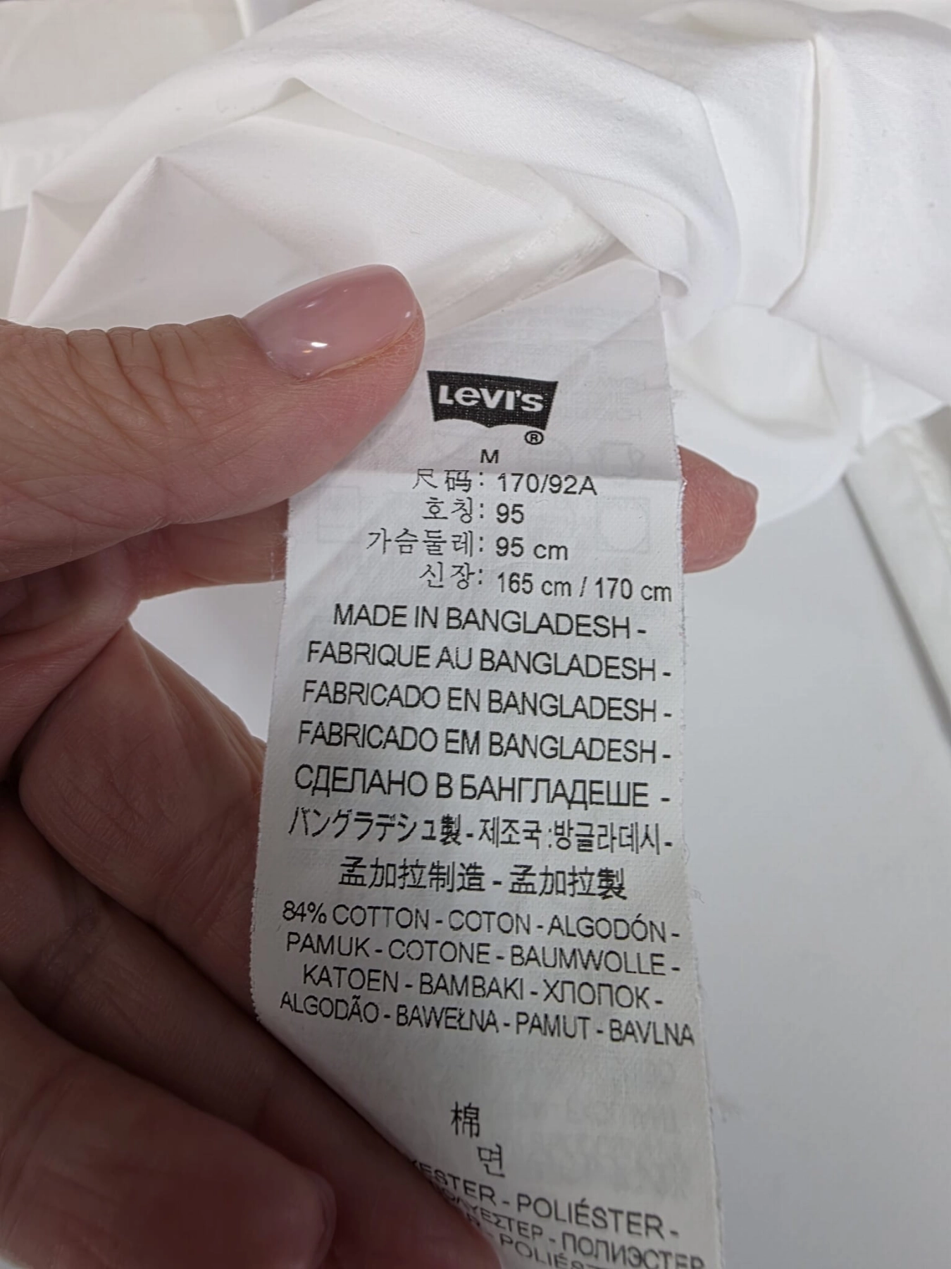 Markowa biała koszula damska Levi’s Slim Fit z wysokiej jakości bawełny, idealna do eleganckich i casualowych stylizacji premium.