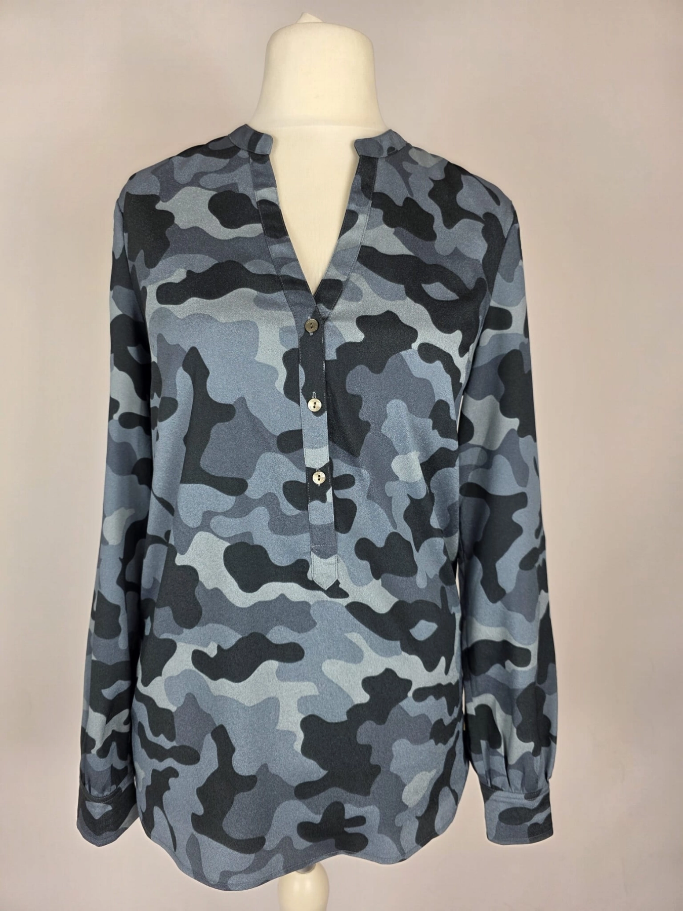 Oryginalna bluzka damska Tommy Hilfiger z długim rękawem w niebieski wzór moro, idealna do casualowych i eleganckich stylizacji premium
