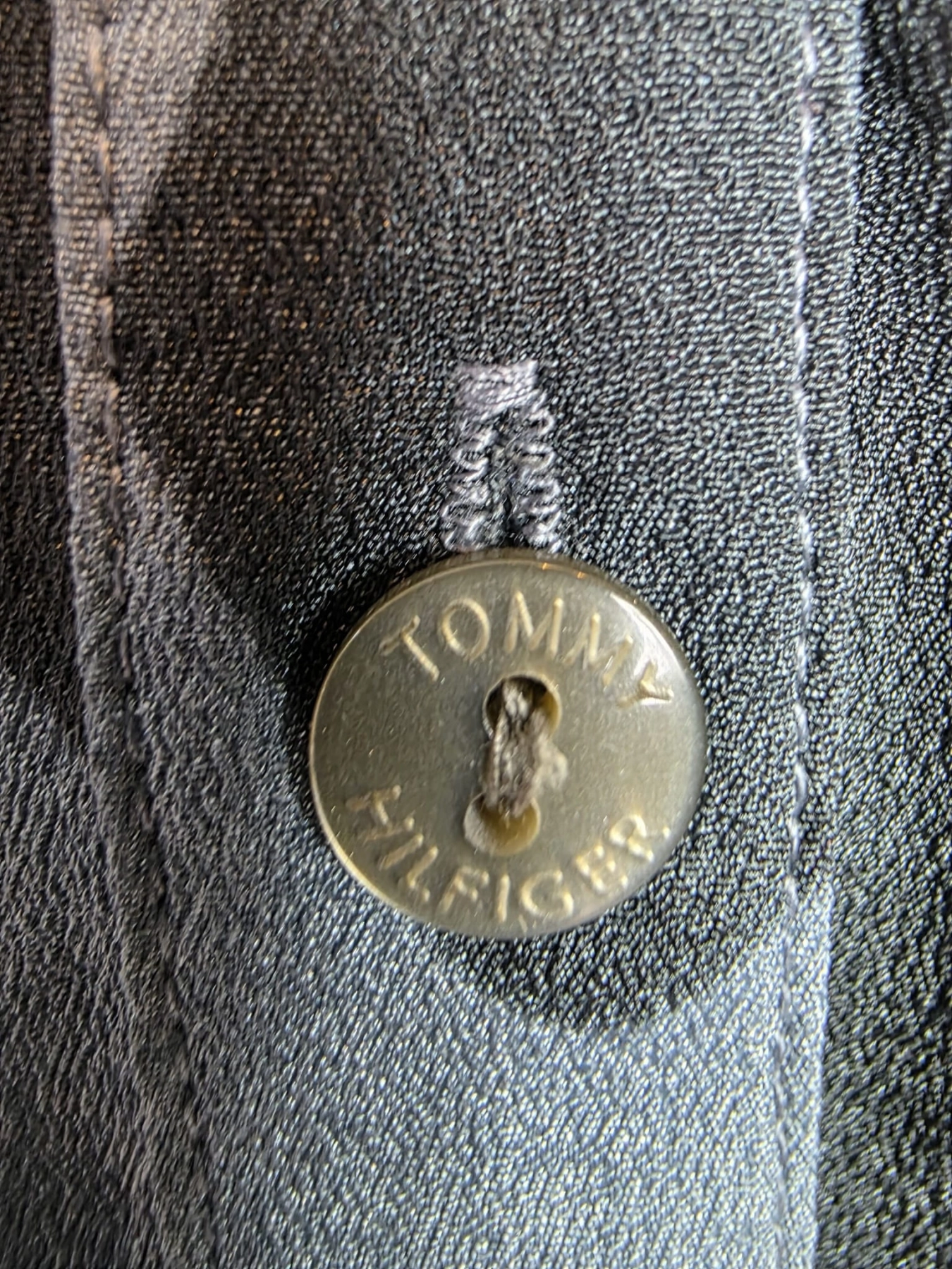 Oryginalna bluzka damska Tommy Hilfiger z długim rękawem w niebieski wzór moro, idealna do casualowych i eleganckich stylizacji premium