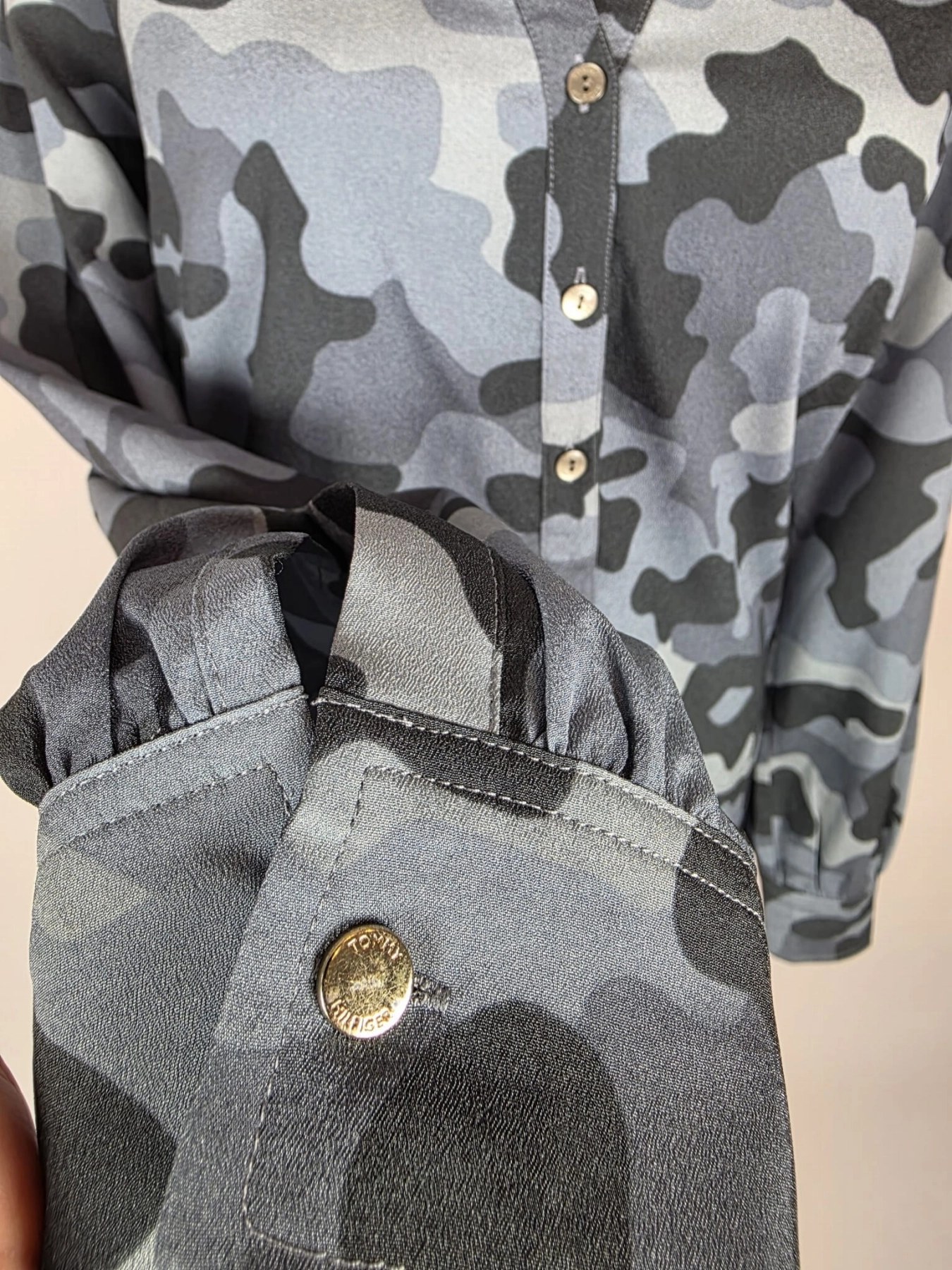 Oryginalna bluzka damska Tommy Hilfiger z długim rękawem w niebieski wzór moro, idealna do casualowych i eleganckich stylizacji premium
