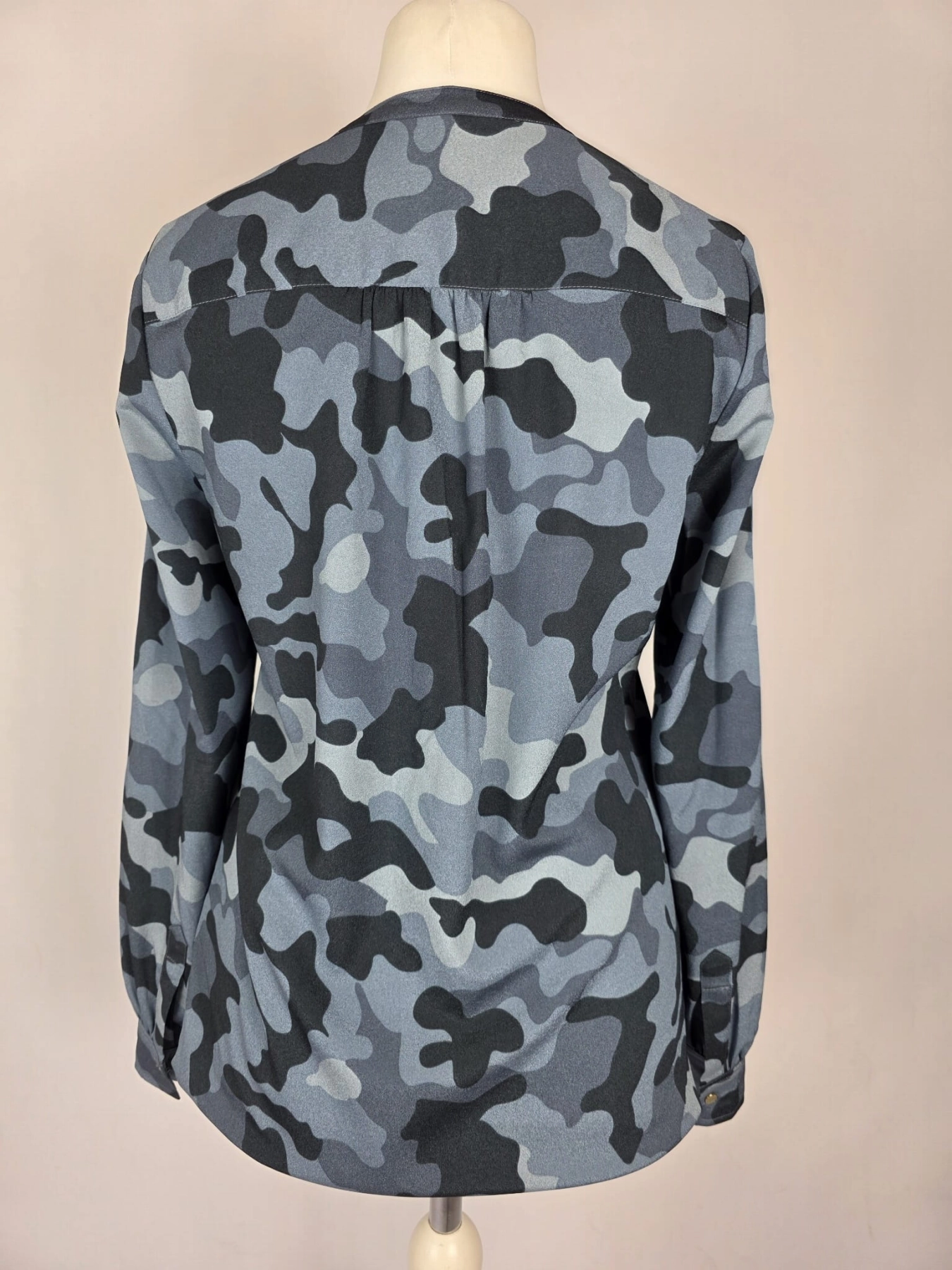 Oryginalna bluzka damska Tommy Hilfiger z długim rękawem w niebieski wzór moro, idealna do casualowych i eleganckich stylizacji premium