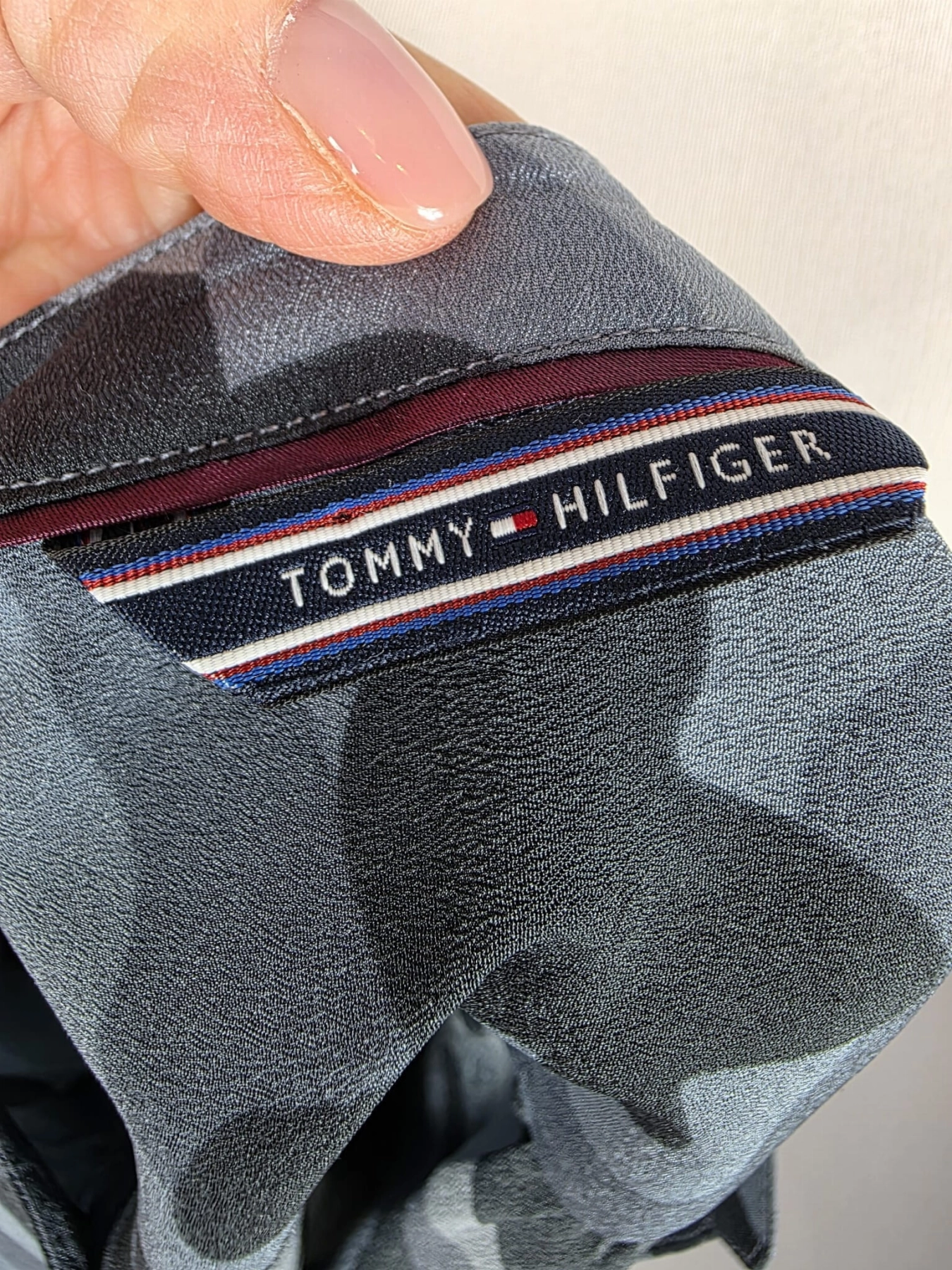 Oryginalna bluzka damska Tommy Hilfiger z długim rękawem w niebieski wzór moro, idealna do casualowych i eleganckich stylizacji premium