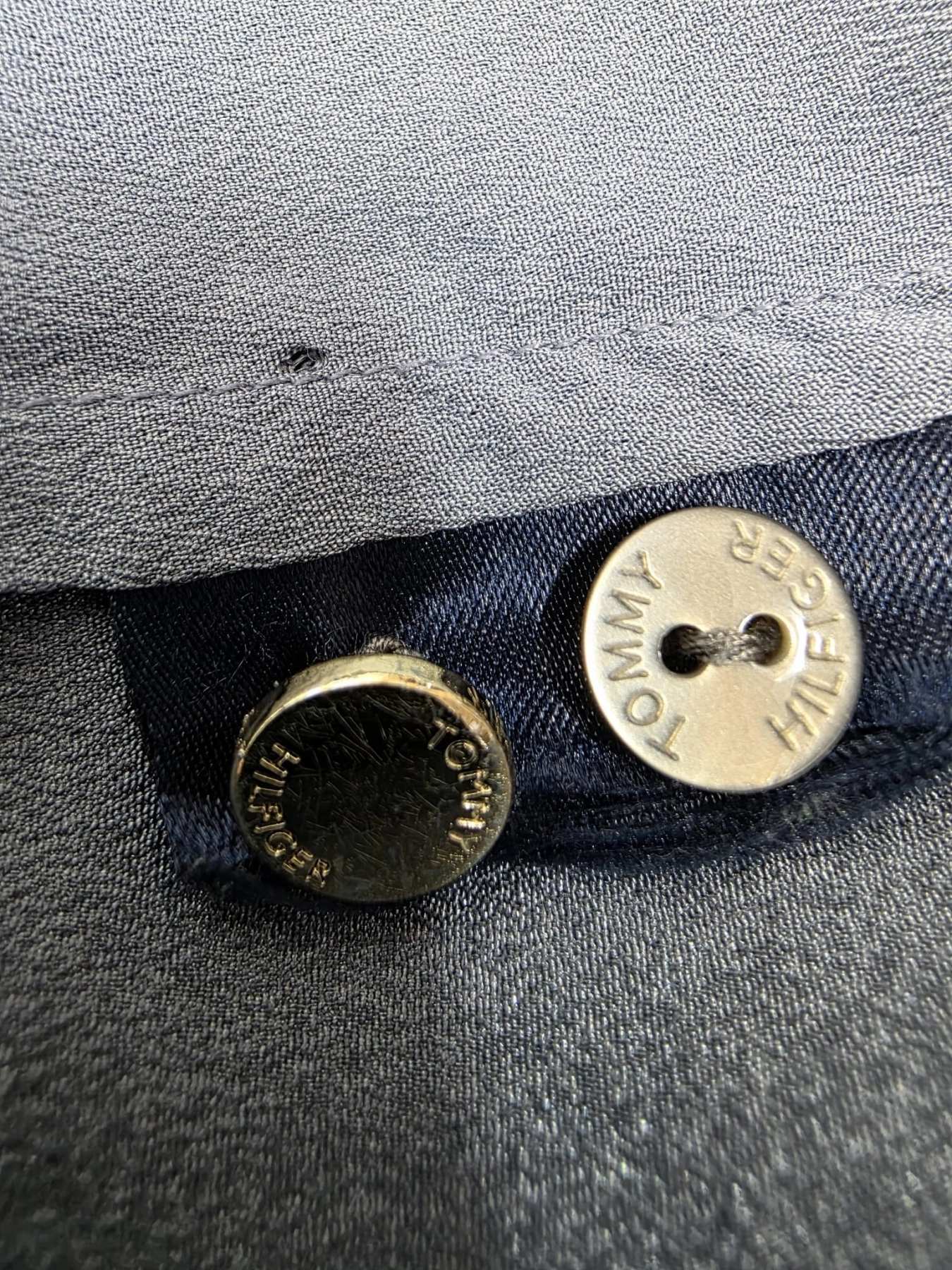 Oryginalna bluzka damska Tommy Hilfiger z długim rękawem w niebieski wzór moro, idealna do casualowych i eleganckich stylizacji premium