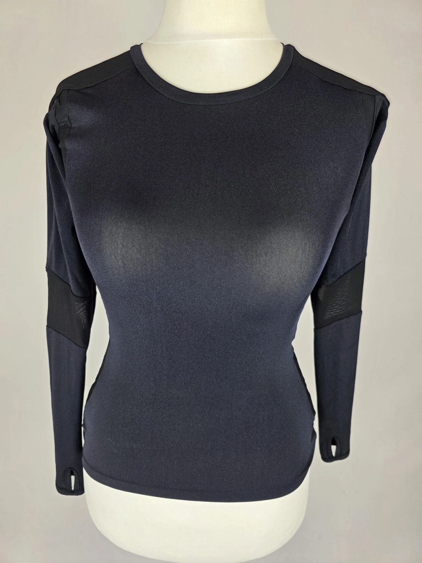 Damska czarna bluzka sportowa Cardio Bunny XS z transparentnymi wstawkami i otworami na kciuki.
