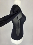 Damska czarna bluzka sportowa Cardio Bunny XS z transparentnymi wstawkami i otworami na kciuki.