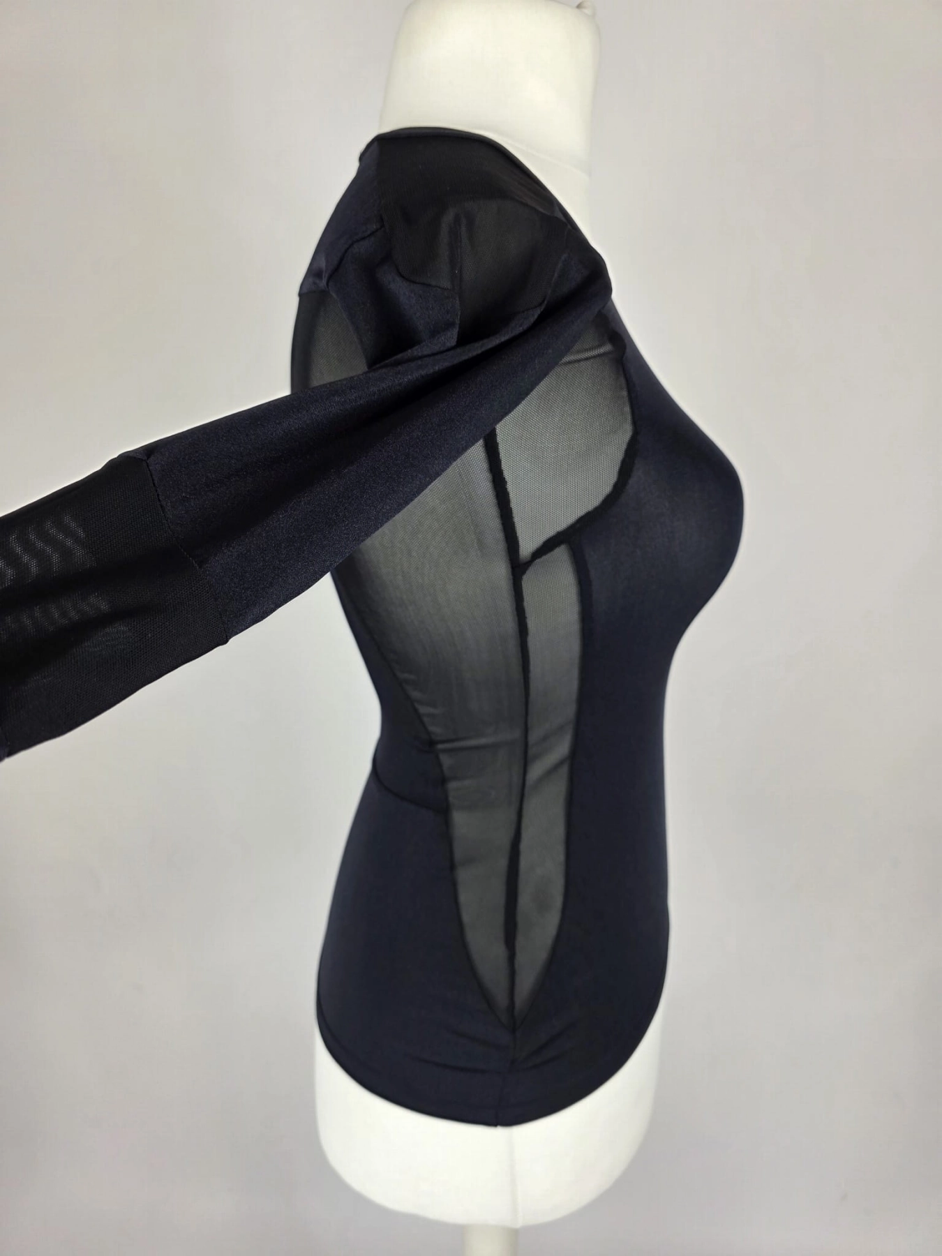 Damska czarna bluzka sportowa Cardio Bunny XS z transparentnymi wstawkami i otworami na kciuki.