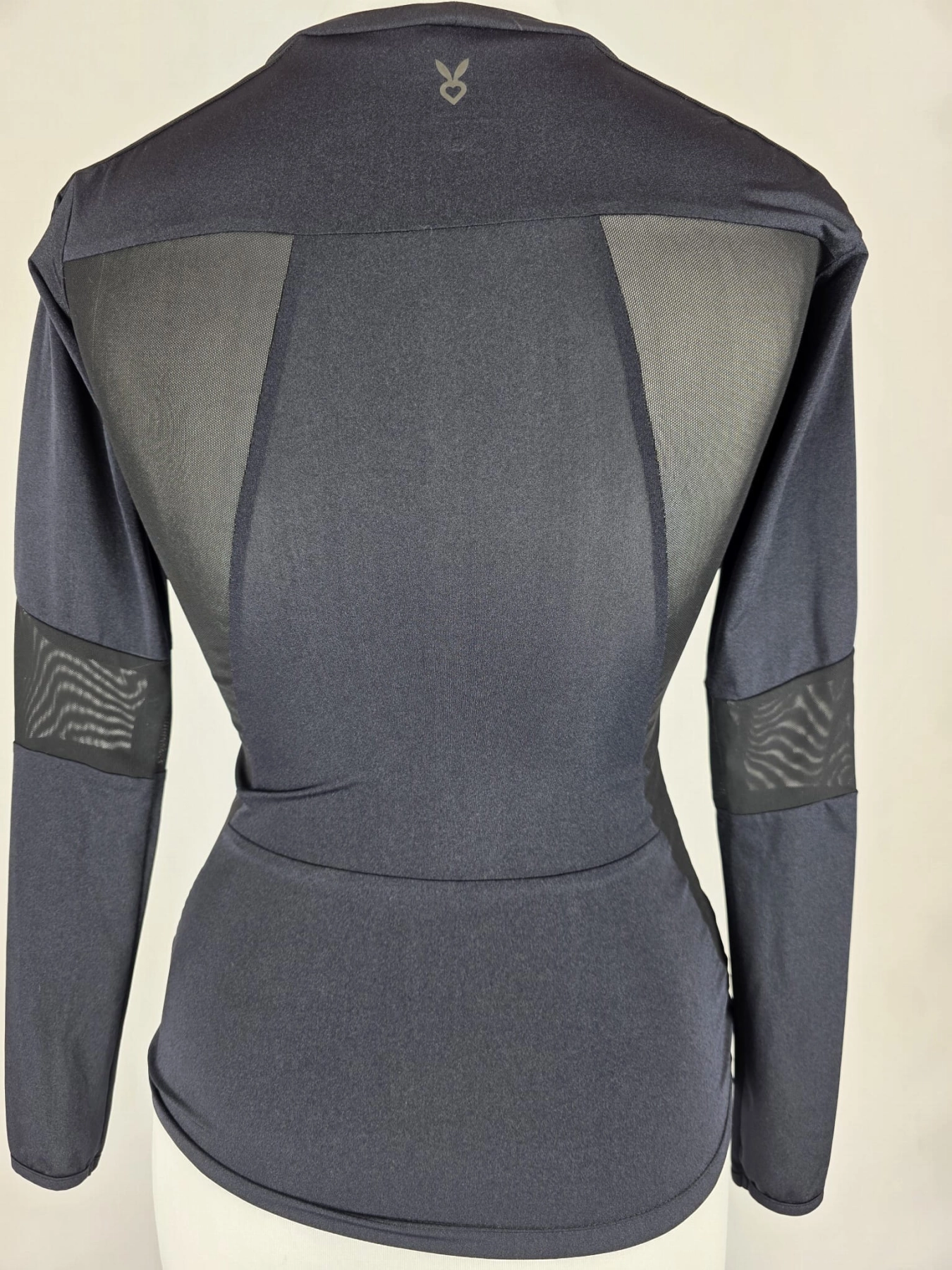 Damska czarna bluzka sportowa Cardio Bunny XS z transparentnymi wstawkami i otworami na kciuki.