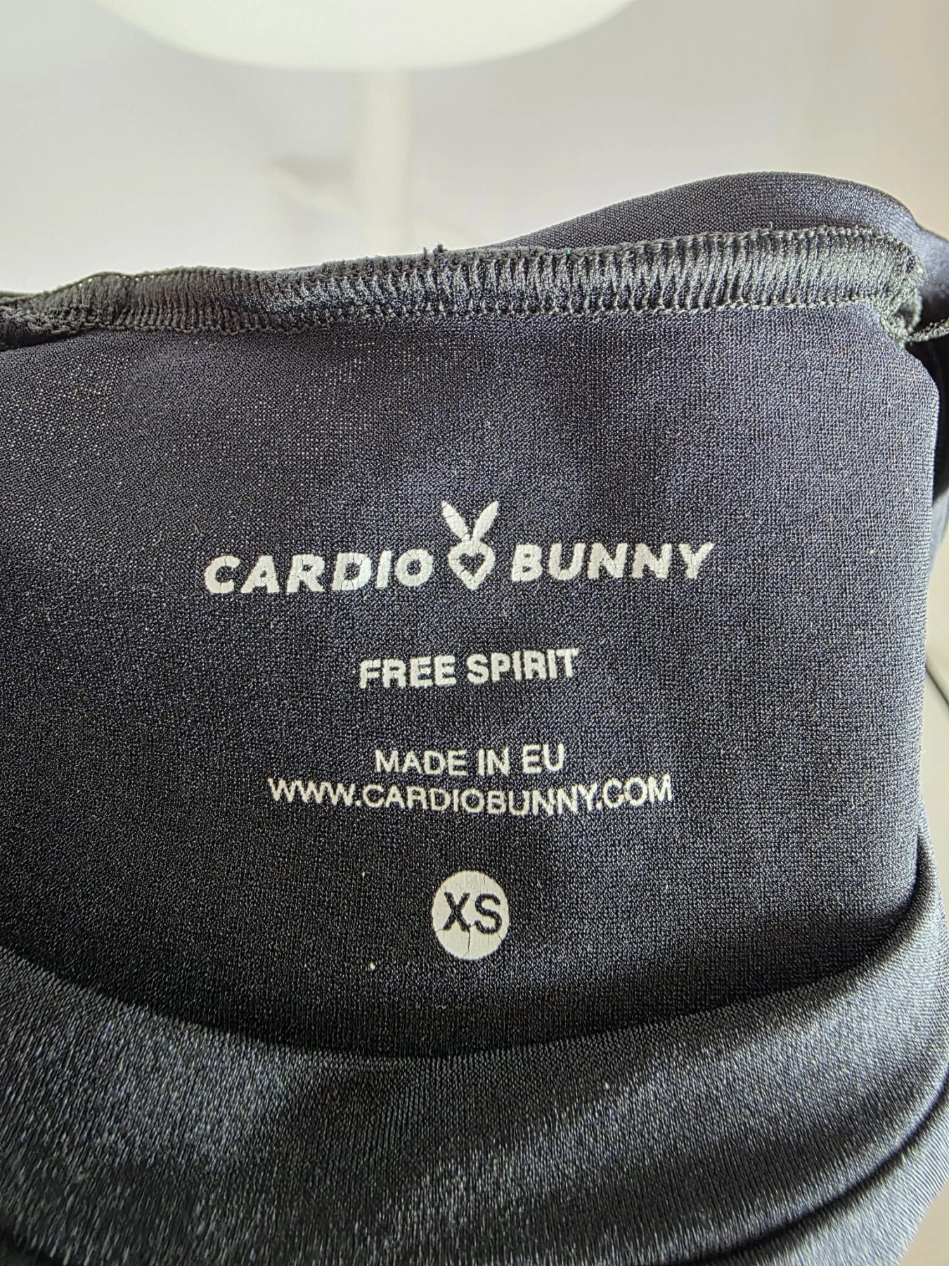 Damska czarna bluzka sportowa Cardio Bunny XS z transparentnymi wstawkami i otworami na kciuki.