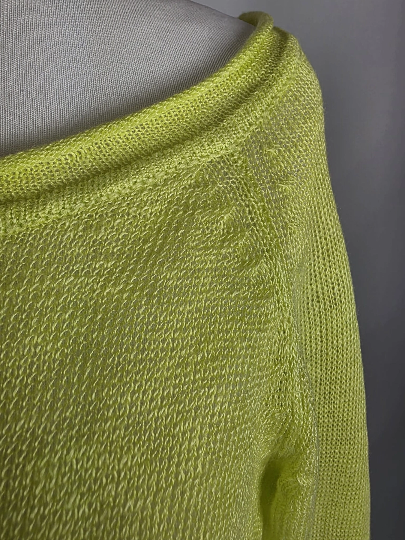 Limonkowy sweter damski marki Solar wykonany w 100% z wysokiej jakości lnu, idealny do letnich, eleganckich stylizacji premium.