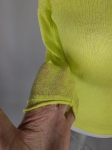 Limonkowy sweter damski marki Solar wykonany w 100% z wysokiej jakości lnu, idealny do letnich, eleganckich stylizacji premium.