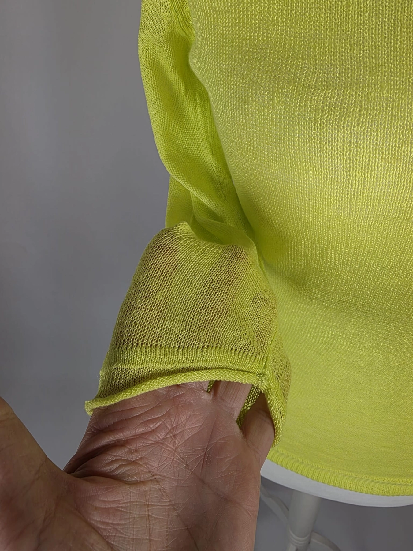 Limonkowy sweter damski marki Solar wykonany w 100% z wysokiej jakości lnu, idealny do letnich, eleganckich stylizacji premium.