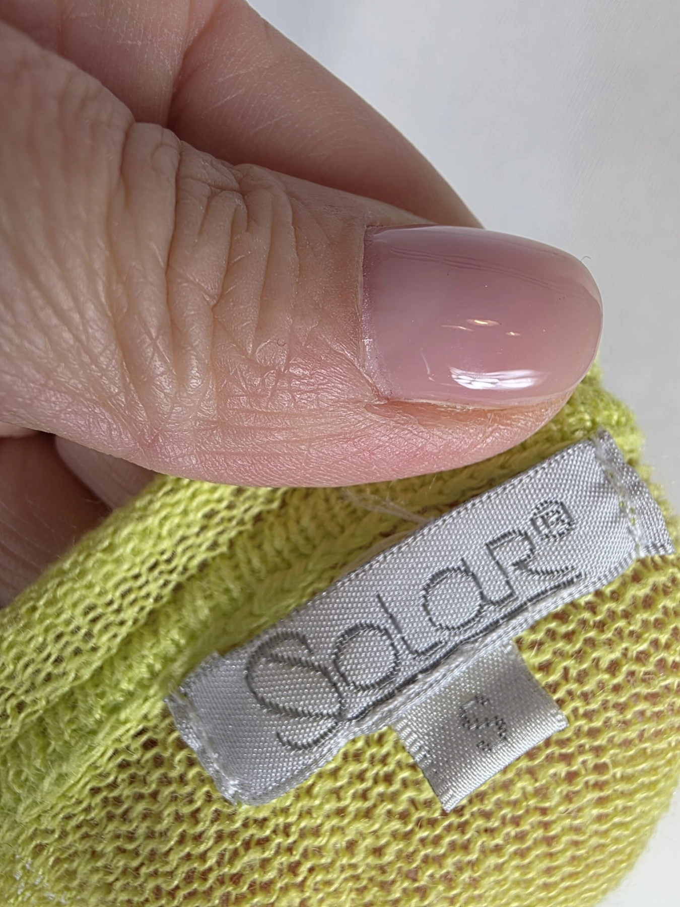 Limonkowy sweter damski marki Solar wykonany w 100% z wysokiej jakości lnu, idealny do letnich, eleganckich stylizacji premium.