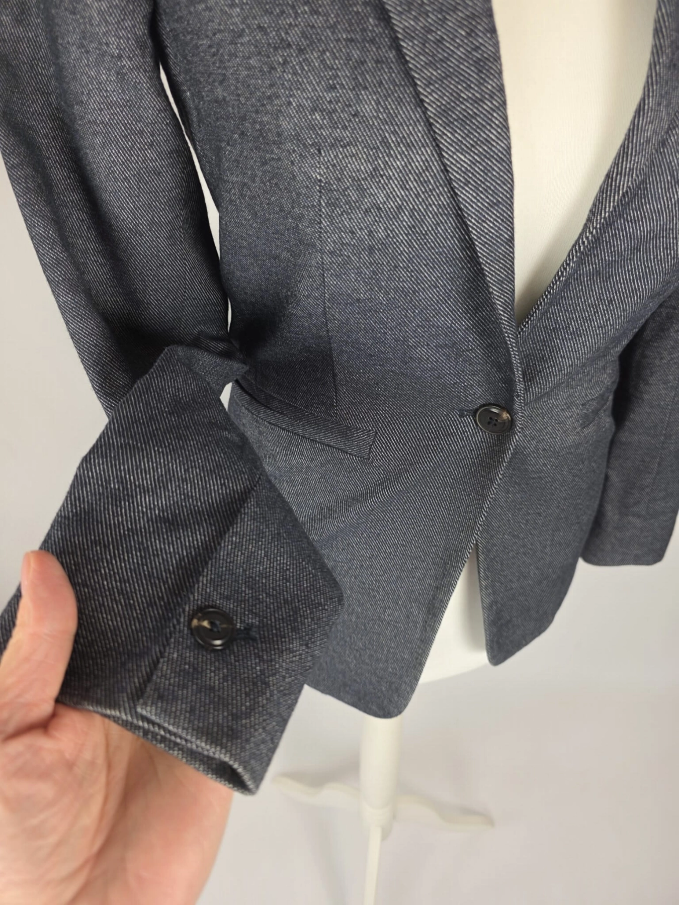 Stylowa marynarka damska Massimo Dutti wykonana z włoskiego materiału o taliowanym kroju podkreślającym sylwetkę