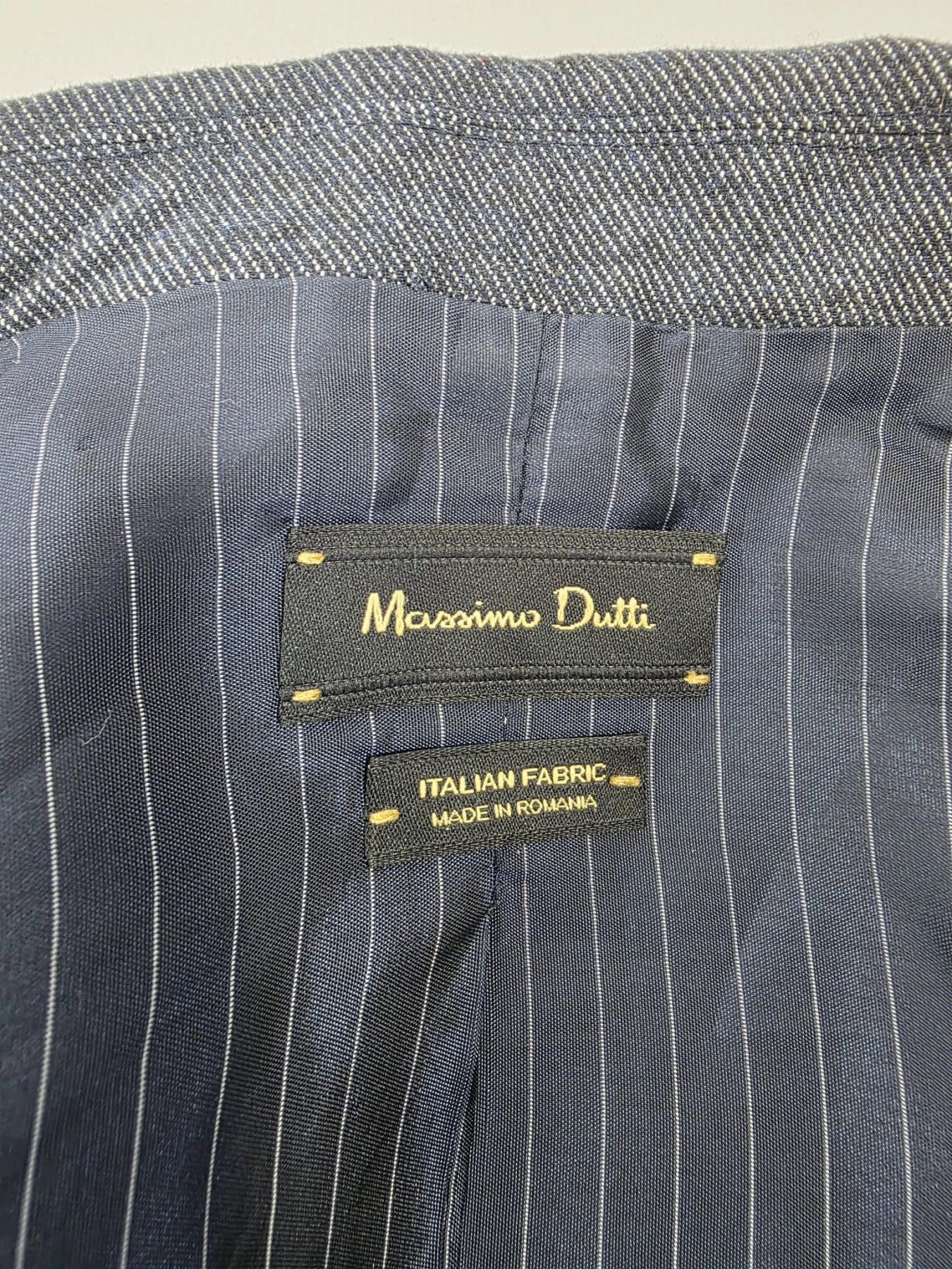 Stylowa marynarka damska Massimo Dutti wykonana z włoskiego materiału o taliowanym kroju podkreślającym sylwetkę