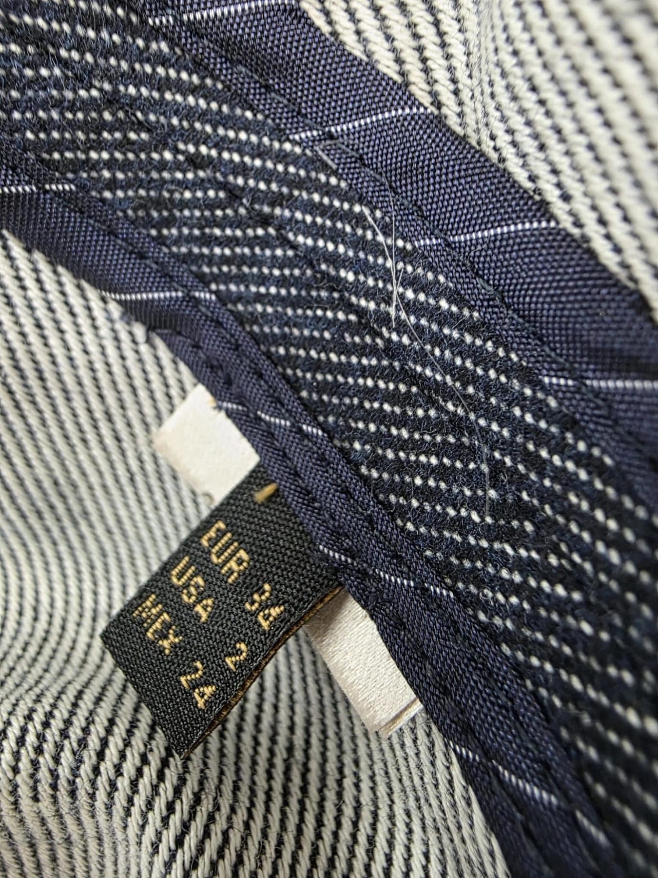 Stylowa marynarka damska Massimo Dutti wykonana z włoskiego materiału o taliowanym kroju podkreślającym sylwetkę