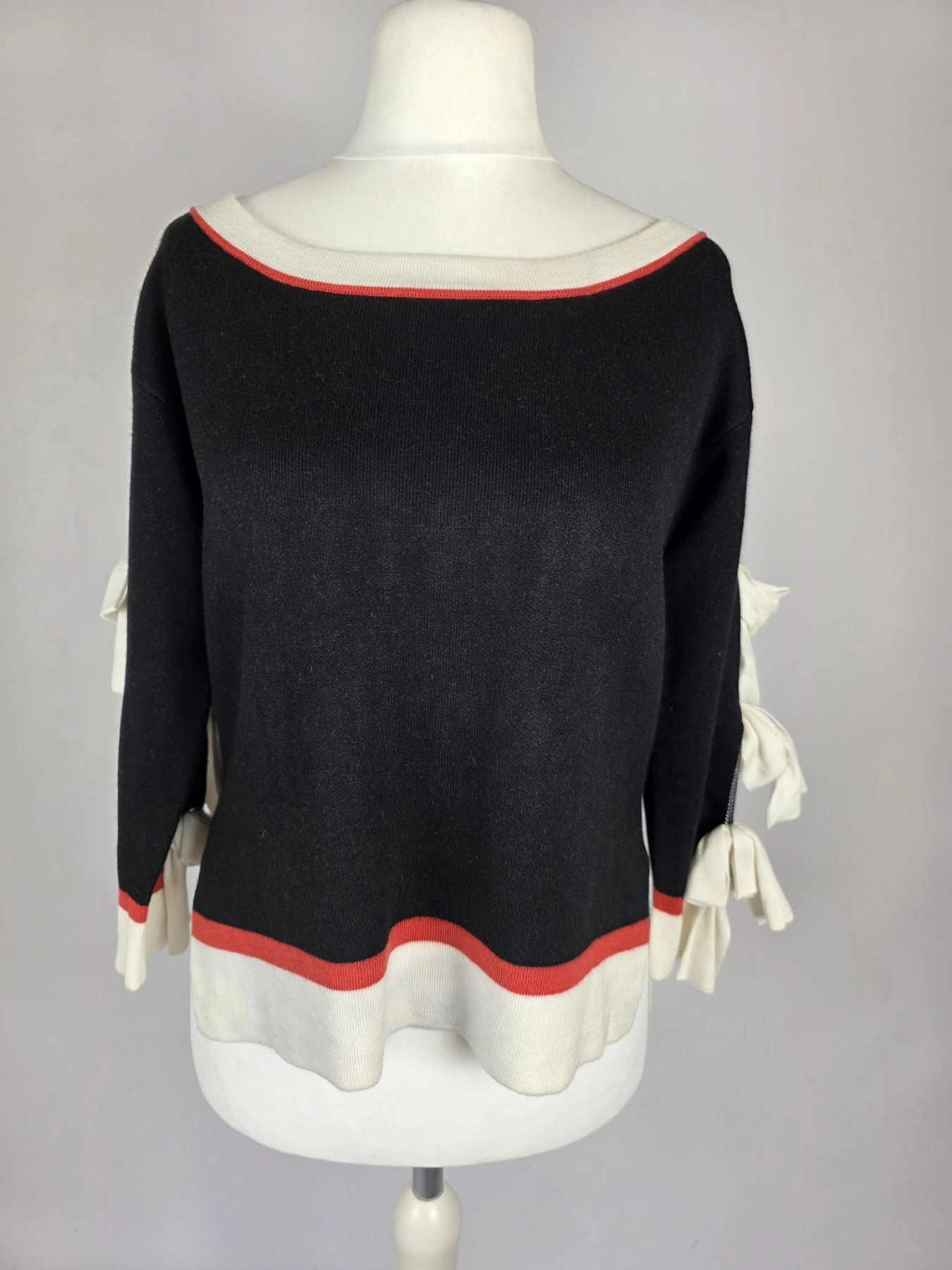 Ekskluzywny czarny sweter Patrizia Pepe z kaszmirem i ozdobnymi kokardami na rękawach, edycja limitowana