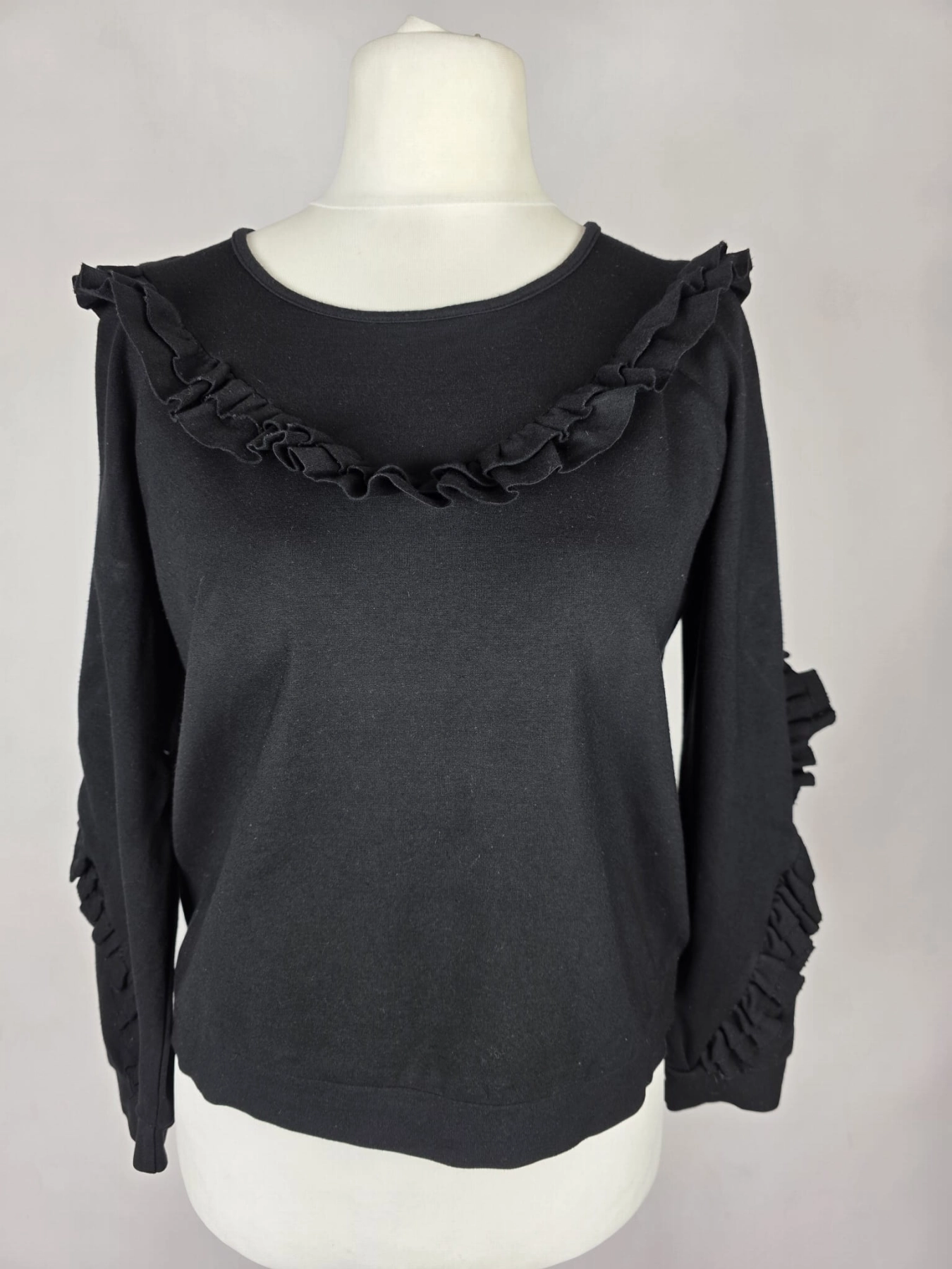 Czarna bluza Designers Remix w rozmiarze S z ozdobną falbaną i efektownymi detalami na rękawach