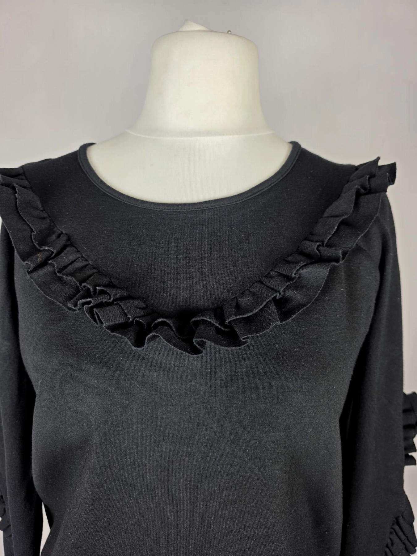 Czarna bluza Designers Remix w rozmiarze S z ozdobną falbaną i efektownymi detalami na rękawach