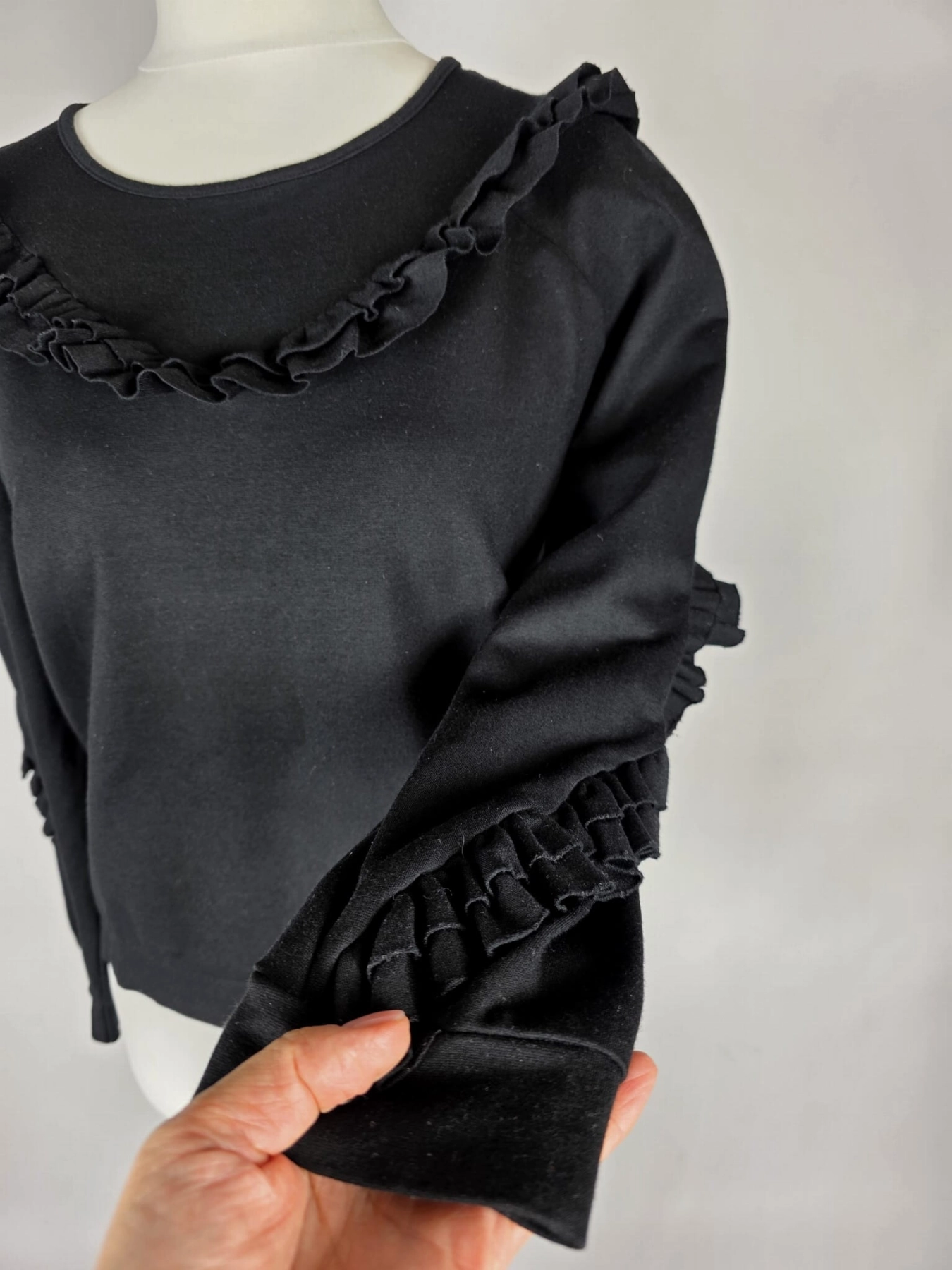 Czarna bluza Designers Remix w rozmiarze S z ozdobną falbaną i efektownymi detalami na rękawach