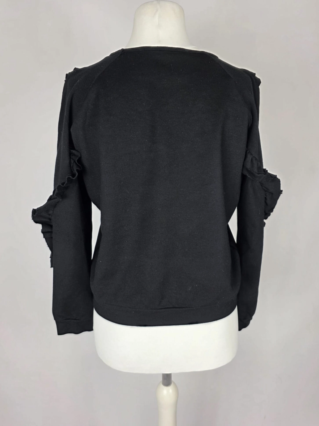 Czarna bluza Designers Remix w rozmiarze S z ozdobną falbaną i efektownymi detalami na rękawach