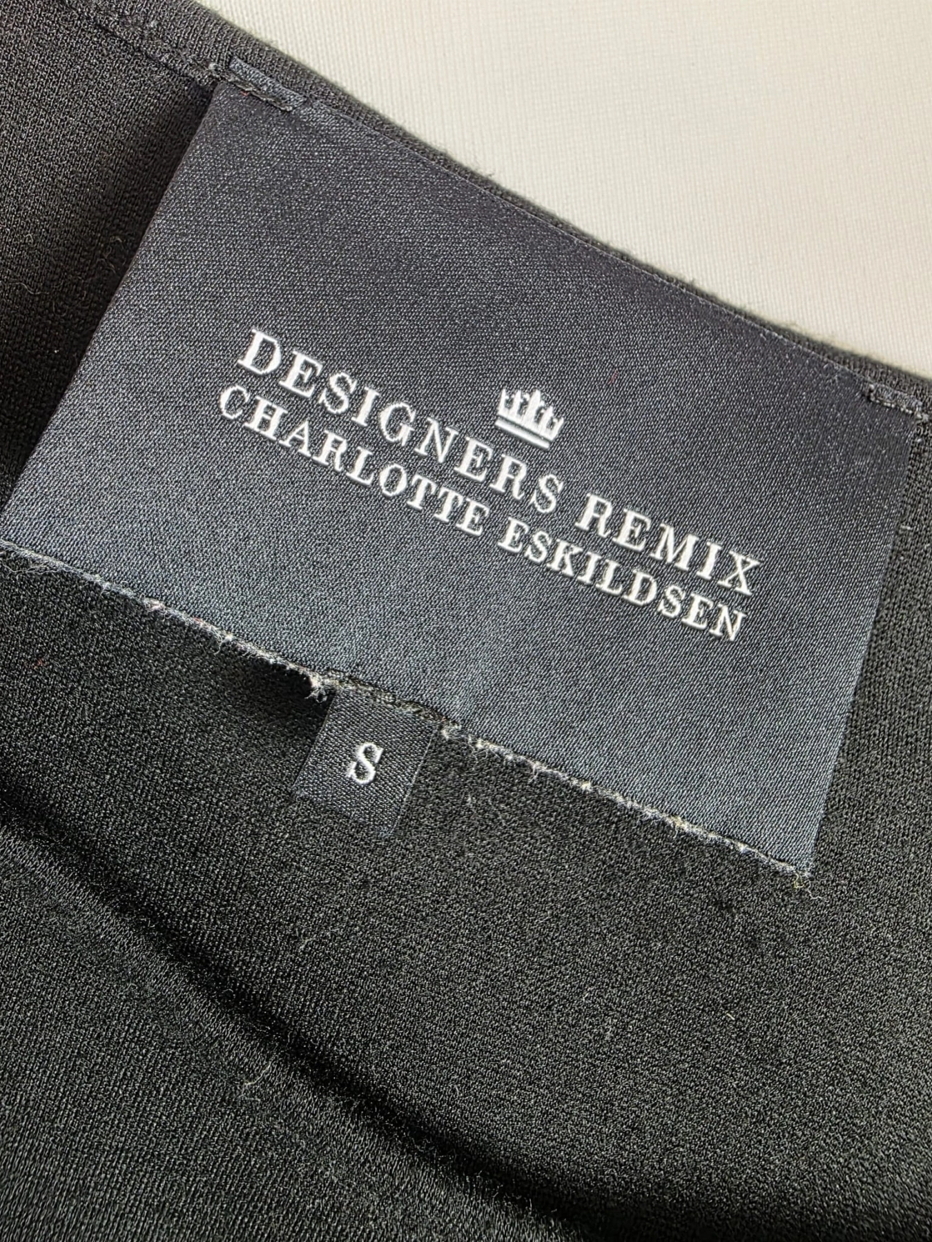 Czarna bluza Designers Remix w rozmiarze S z ozdobną falbaną i efektownymi detalami na rękawach