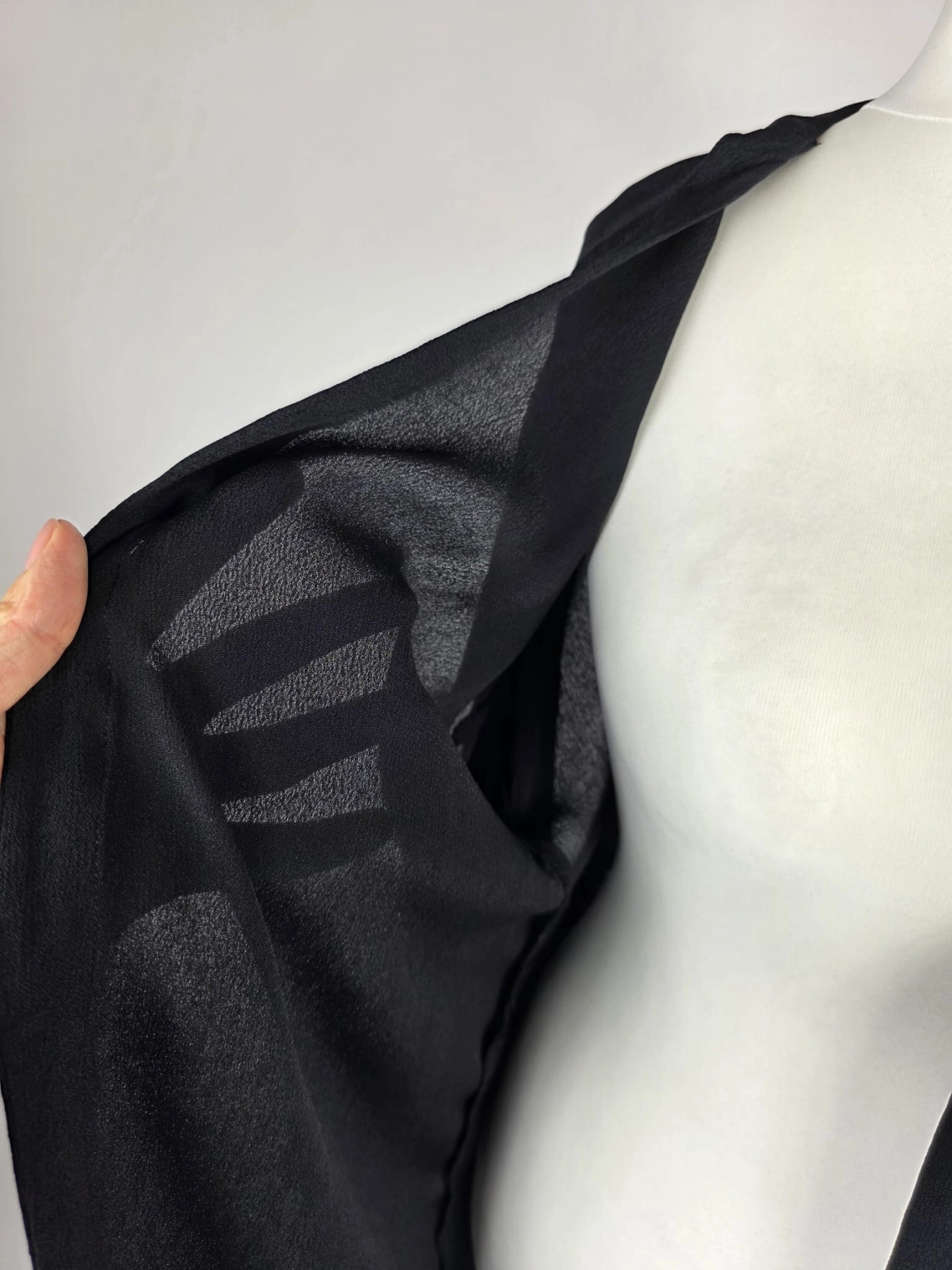 Czarne wiskozowe kimono premium z bogatym haftem na plecach i rękawach od Culture
