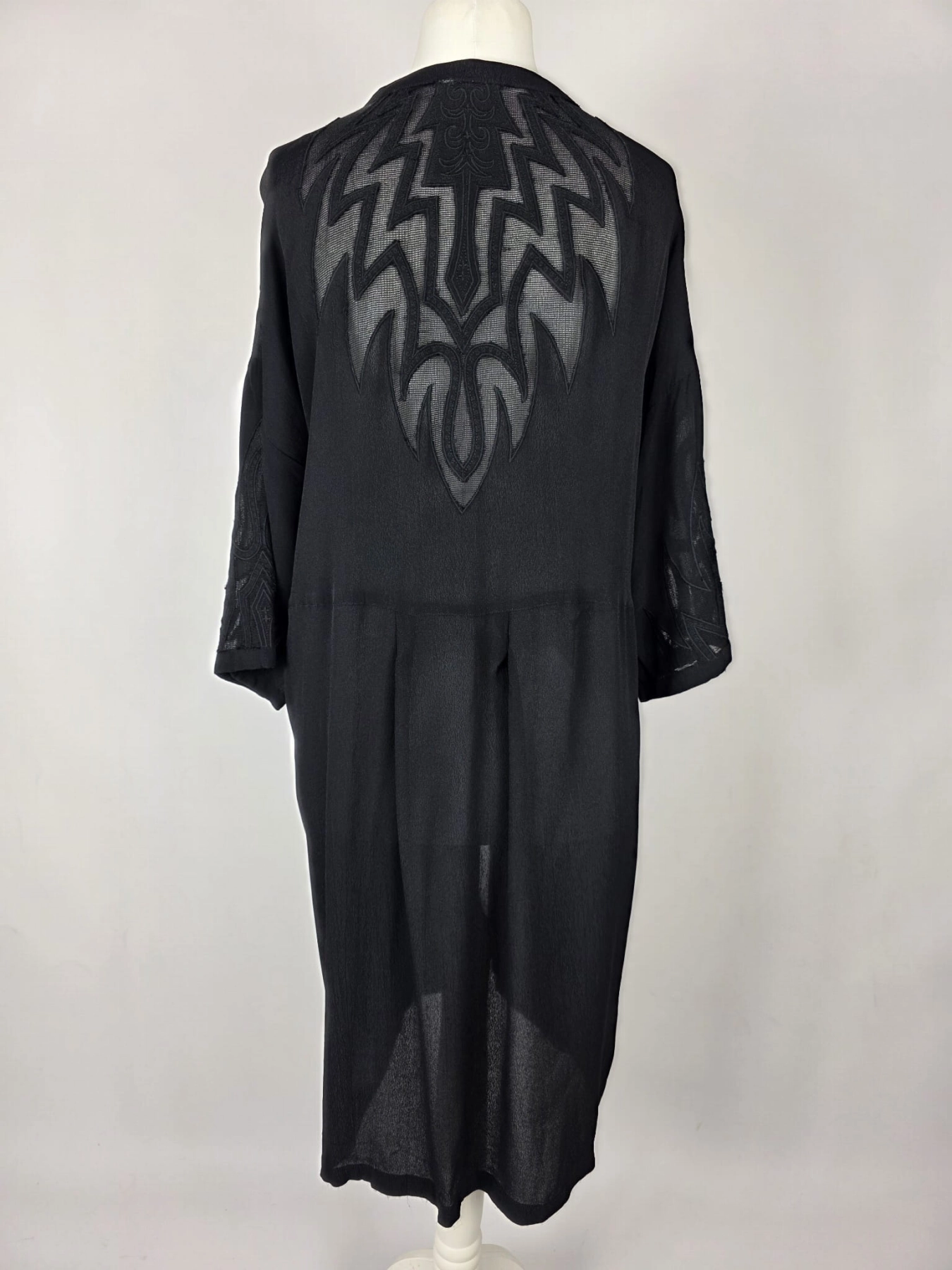 Czarne wiskozowe kimono premium z bogatym haftem na plecach i rękawach od Culture