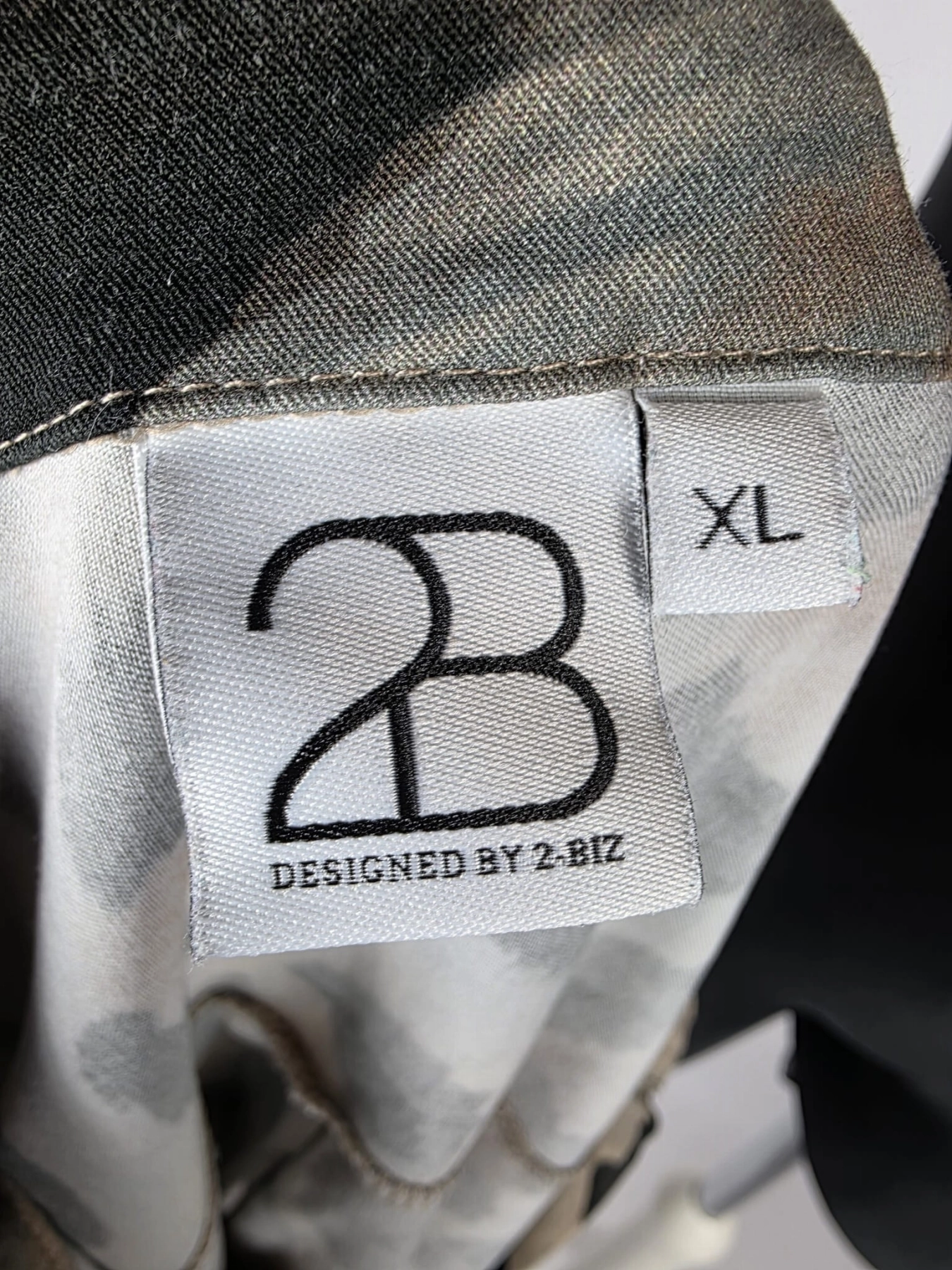 Wiskozowa koszula damska w panterkę marki 2-BIZ w rozmiarze XL, idealna do eleganckich i casualowych stylizacji
