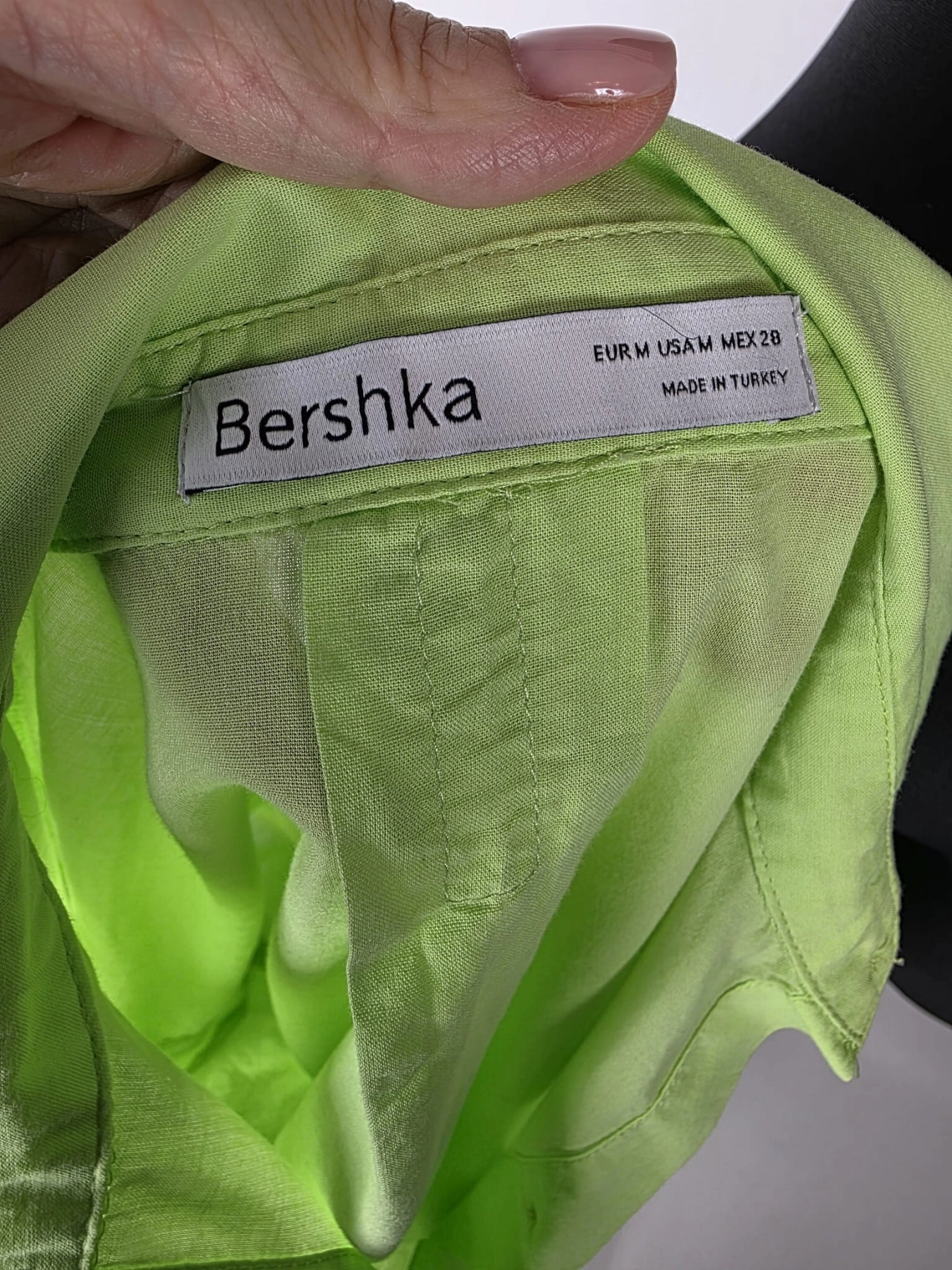 Damska koszula oversize Bershka w kolorze neonowej limonki, wykonana ze 100% bawełny, idealna do odważnych i stylowych zestawień