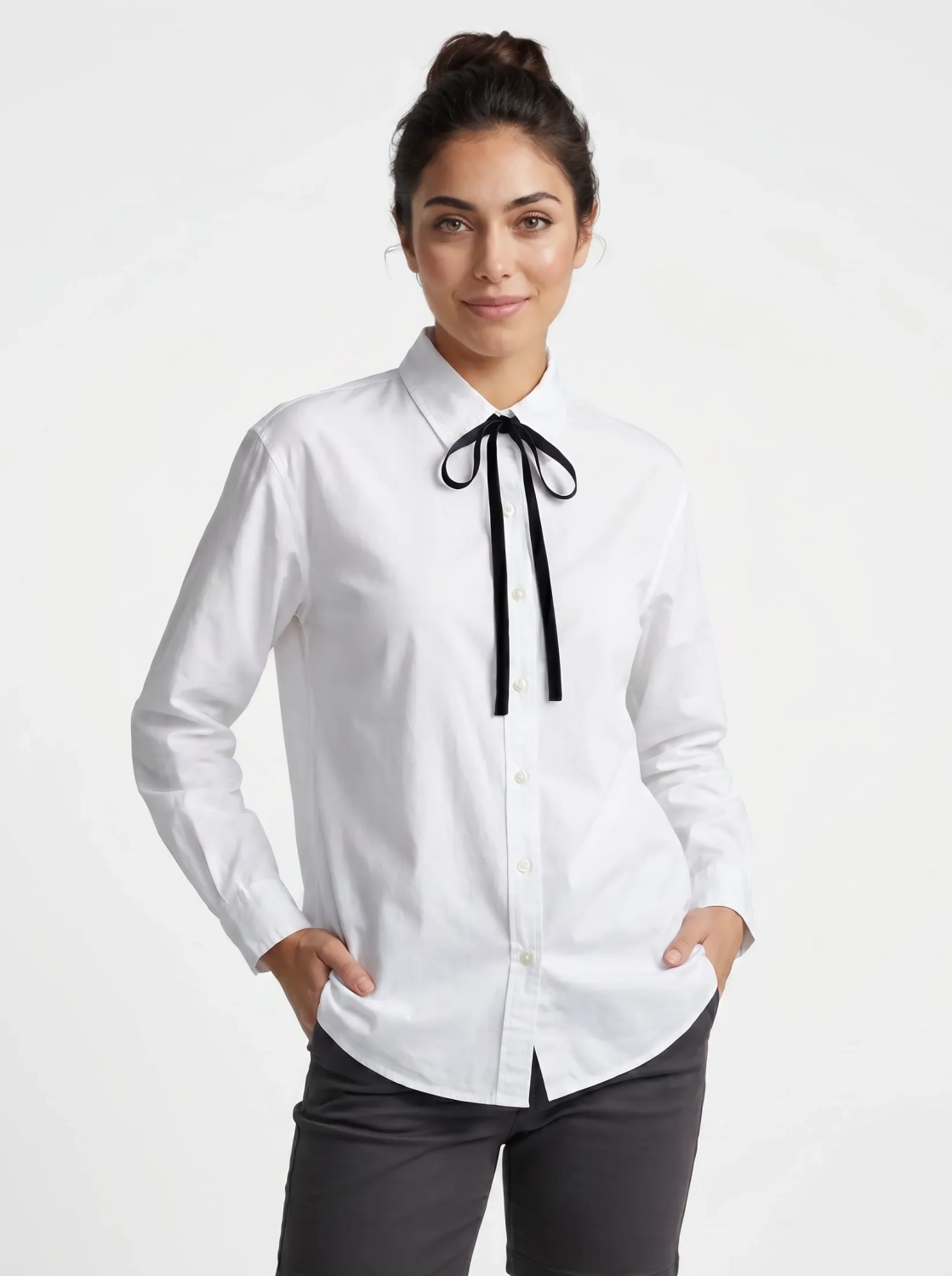 Markowa biała koszula damska Levi’s Slim Fit z wysokiej jakości bawełny, idealna do eleganckich i casualowych stylizacji premium.
