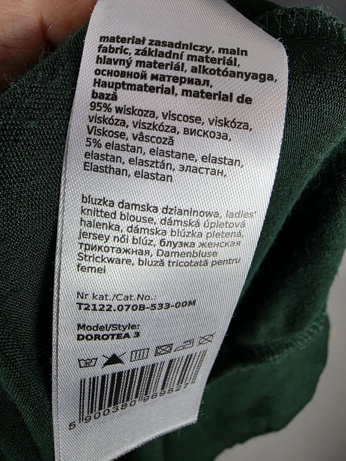 Bluzka damska Tatuum model Dorotea 3 w kolorze ciemnej zieleni, wykonana z elastycznej wiskozy, idealna do casualowych i eleganckich stylizacji